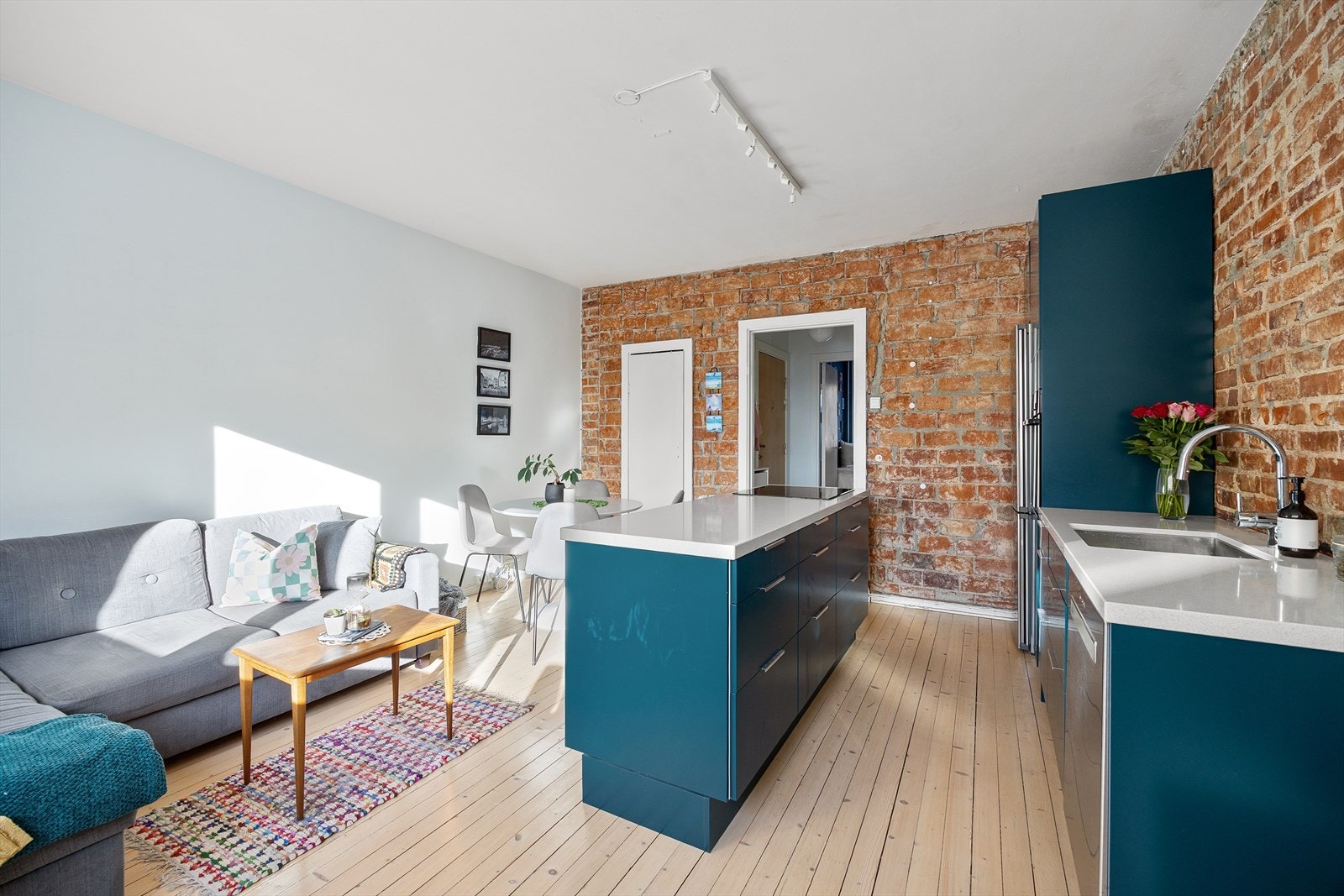 Åpen planløsning gir en sosial og hyggelig atmosfære. Kjøkkenøyen blir et naturlig og sosialt samlingspunkt. Godt med oppbevaringsplass i over- og underskap. Galleribilde