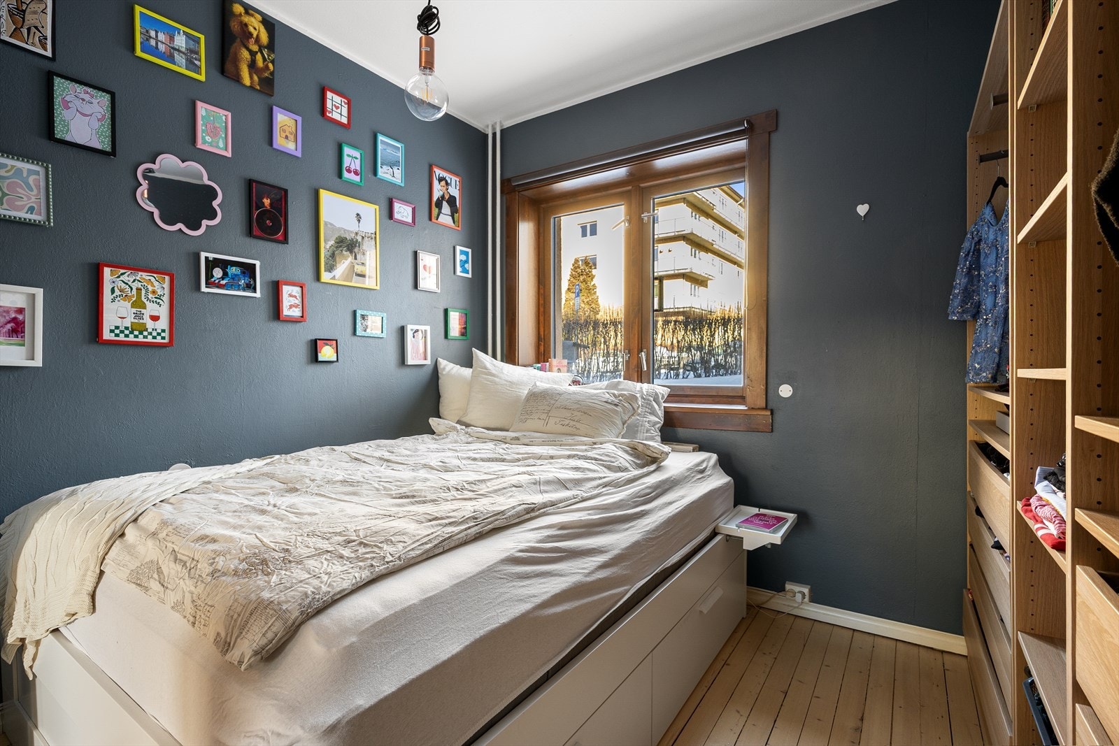 Soverom | Romslig soverom med god plass til dobbeltseng med tilhørende nattbord. Galleribilde