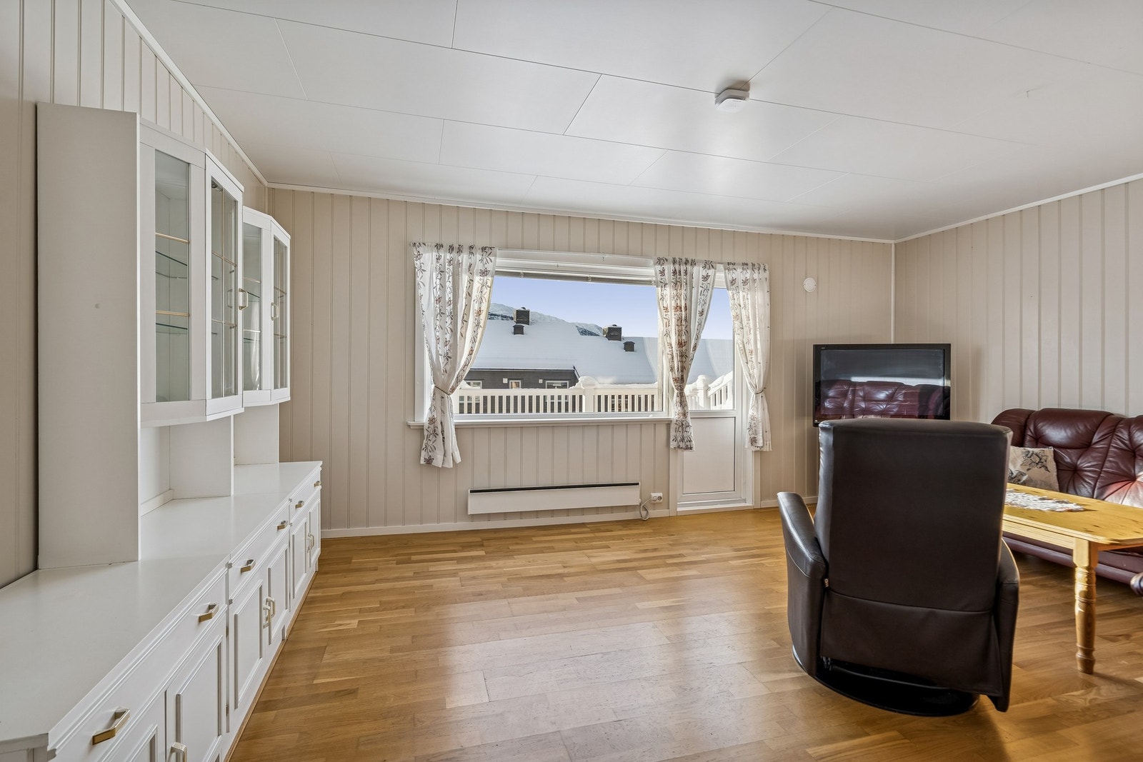 Fra stuen er det utgang til en solrik veranda hvor det også er havutsikt Galleribilde