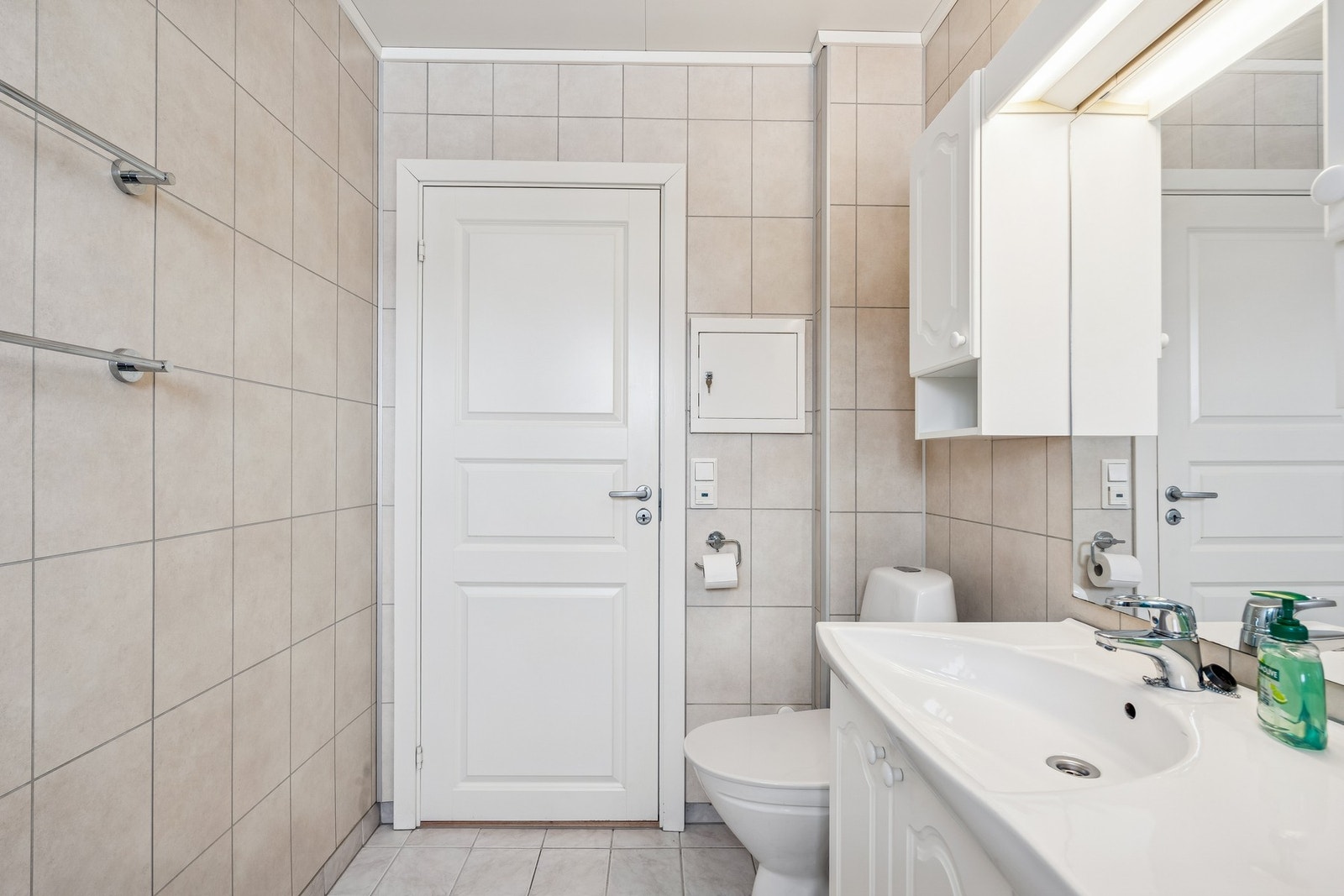 Rommet har innredning med nedfelt servant, toalett, dusjkabinett og opplegg for vaskemaskin. Det er naturlig ventilering Galleribilde