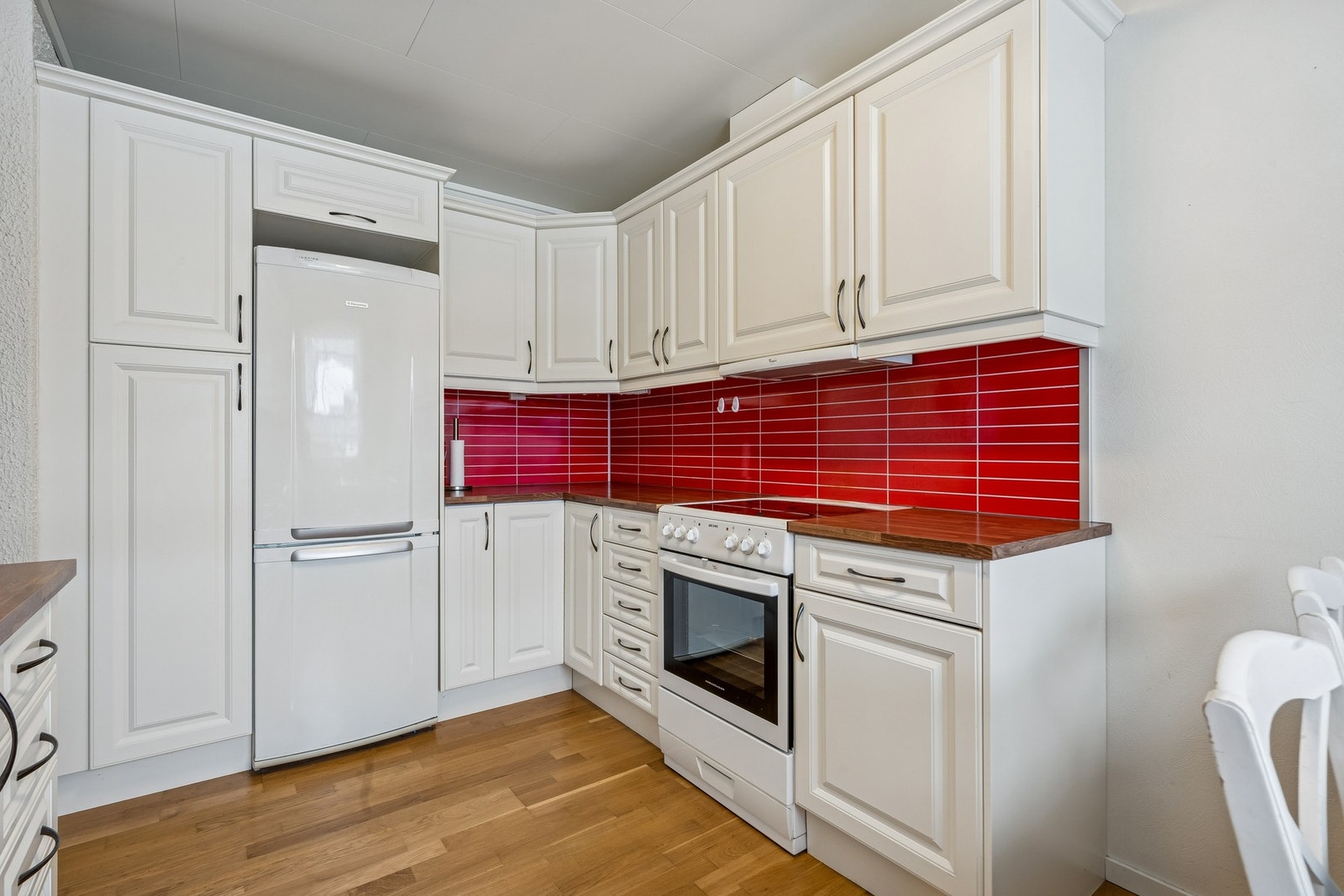 Kjøkkenet er praktisk med mye skap og benkeplass Galleribilde