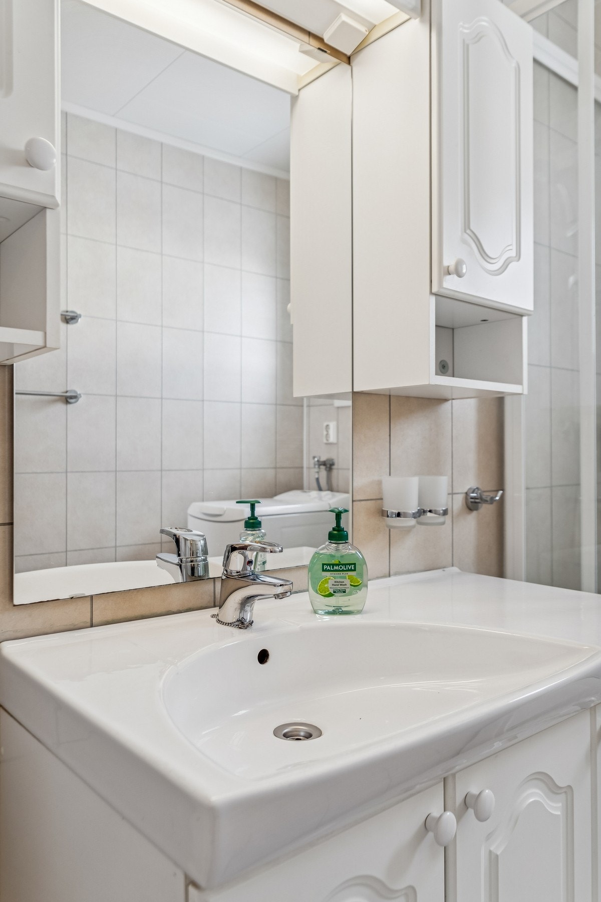 Vegger er tekket med baderomsplater. Himlingen er tekket med himlingsplater.
Gulvet er flislagt. Rommet har elektriske varmekabler Galleribilde