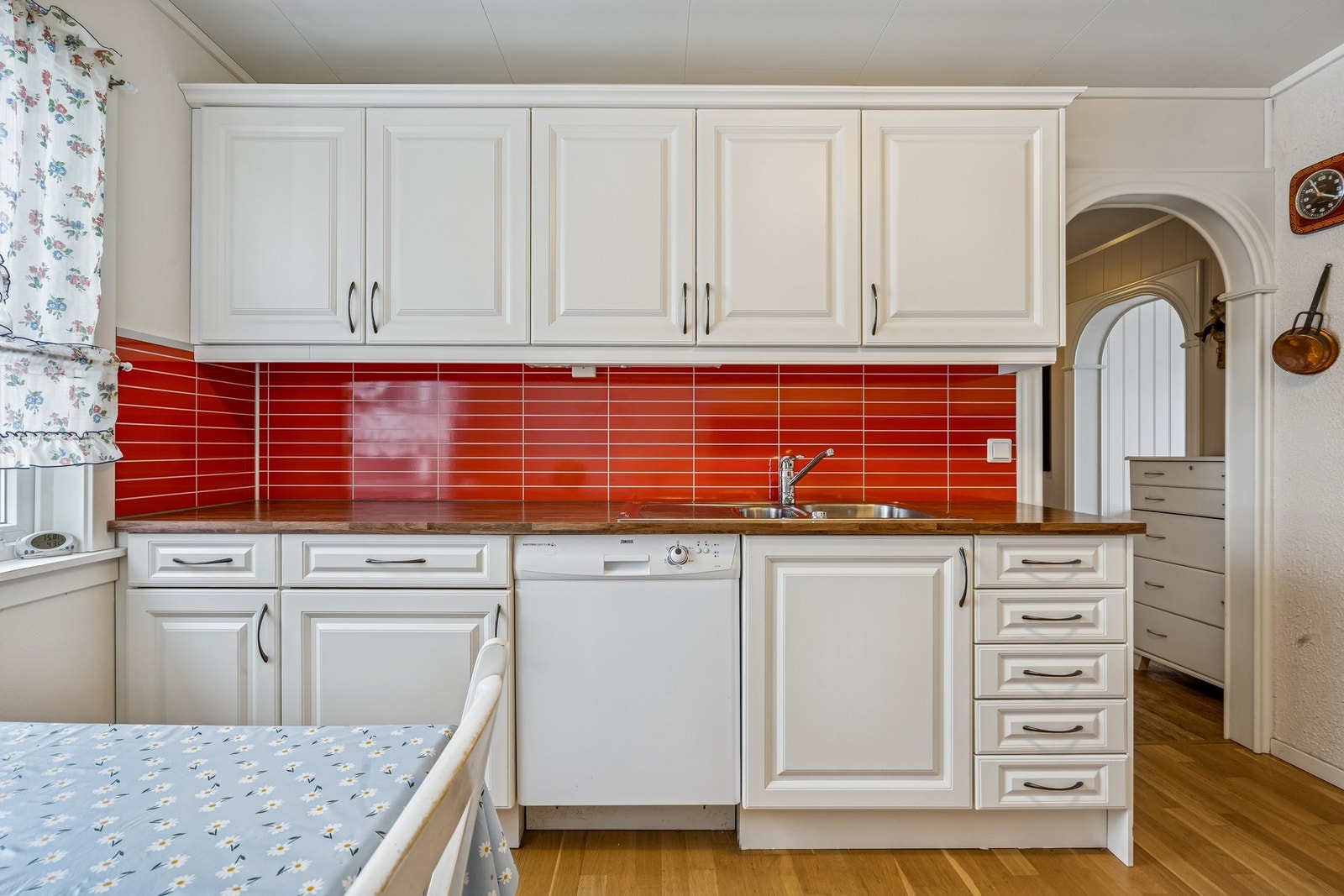 Kjøkkenet har innredning med profilerte fronter. Benkeplaten er av laminat.
Nedfelt kjøkkenvask med ett-greps blandebatteri Galleribilde