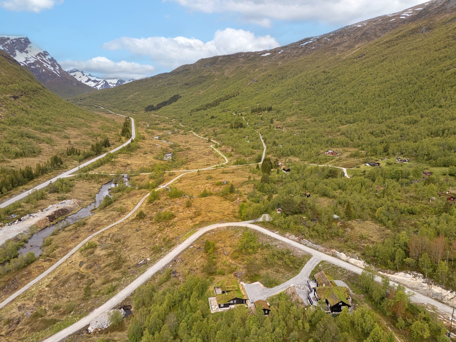 Tomten ligger i nedre del på innside av svingen på veien som går oppover feltet. Galleribilde