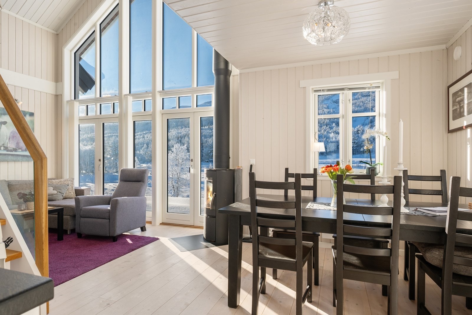 Spisestuen er naturlig plassert ved siden av kjøkkenet. Galleribilde