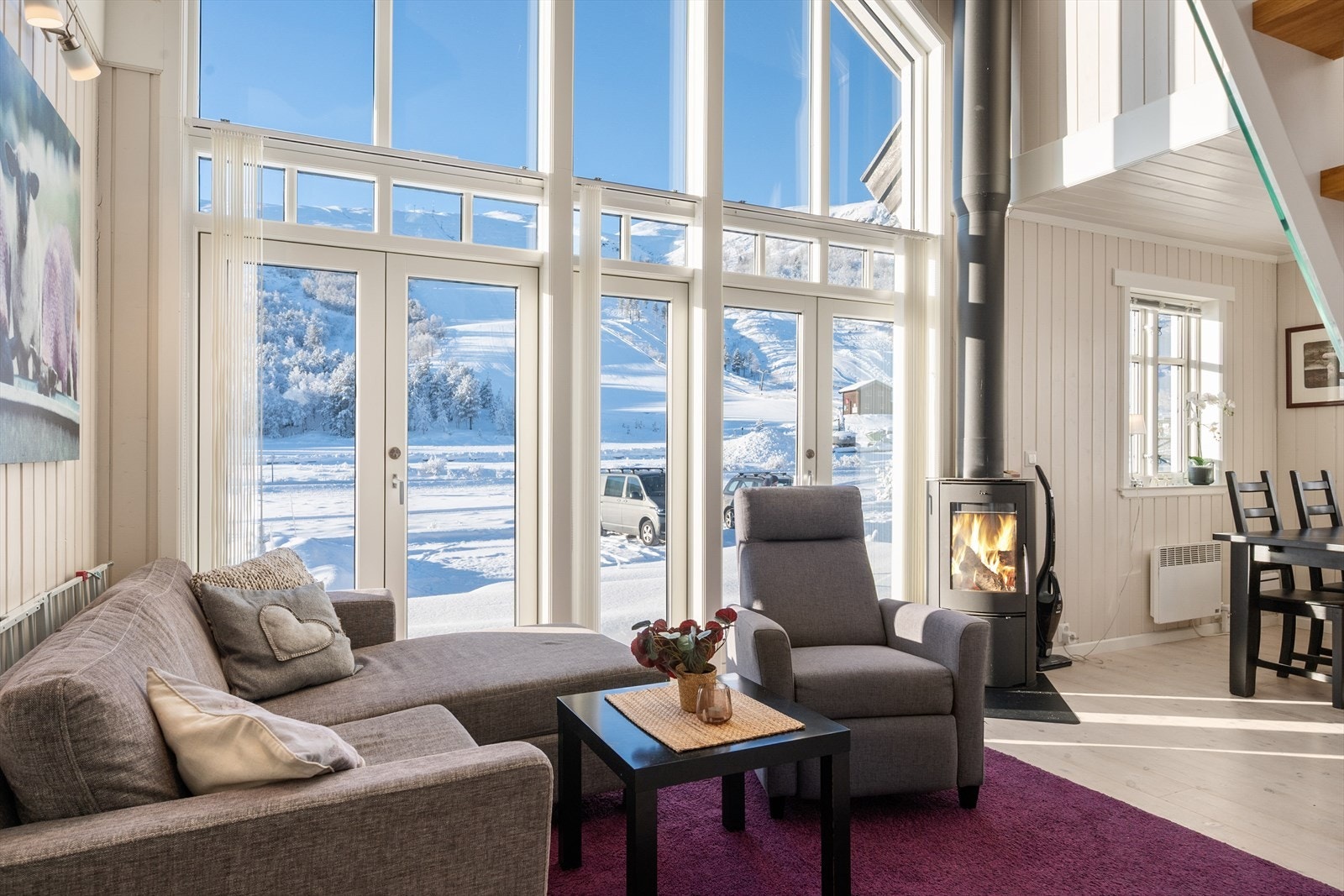 De store vindusflatene bidrar med naturlig belysning inn i rommet. Galleribilde