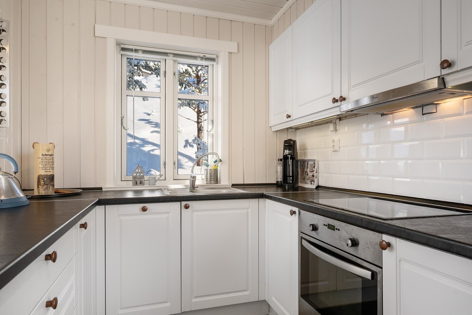 Det er gode arbeidsflater på kjøkkenet. Galleribilde