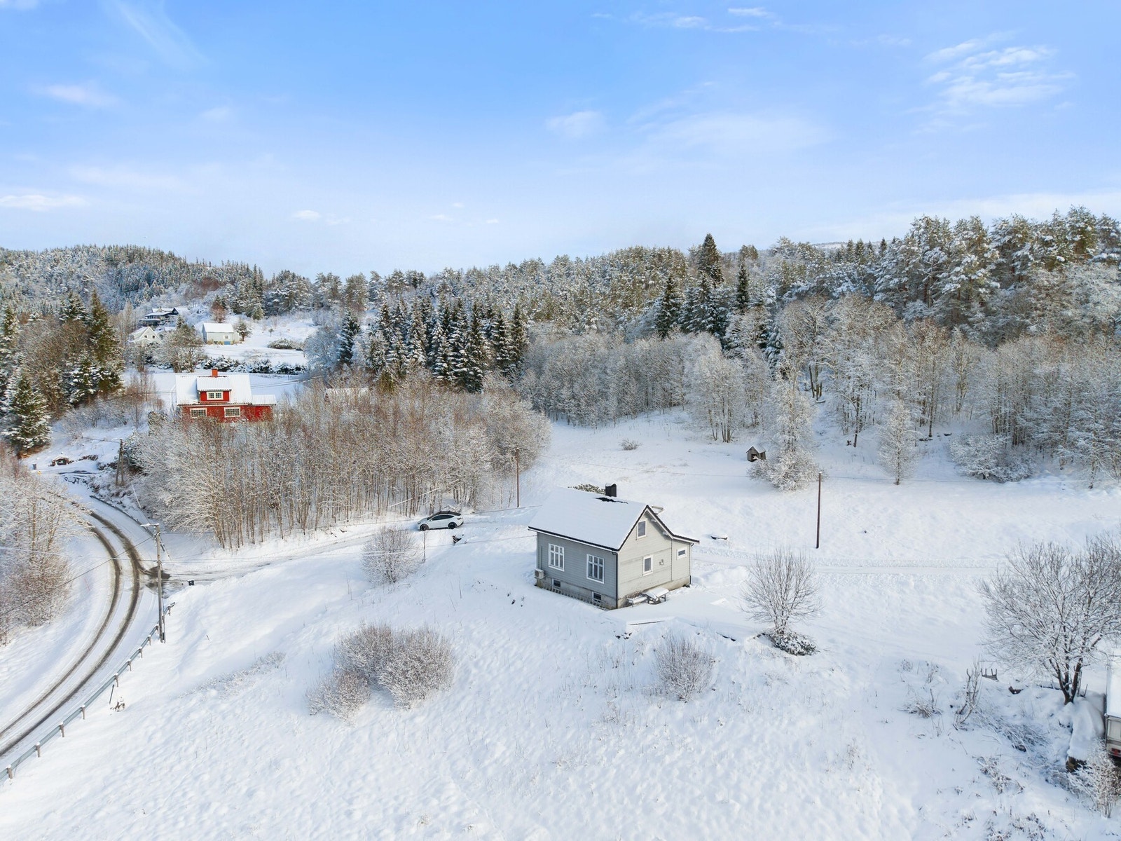 I tillegg er det en god hage, som gir godt med boltreplass til både store og små. Galleribilde