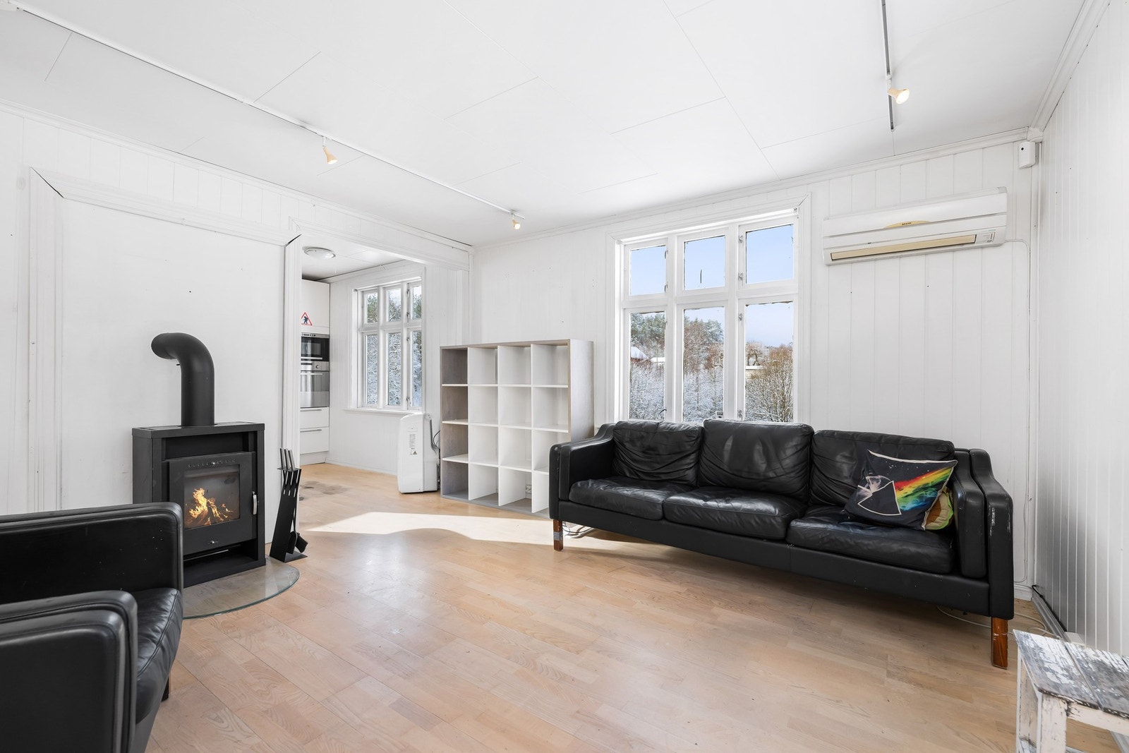 Stuen har en flott peis som gir varme og atmosfære. Galleribilde