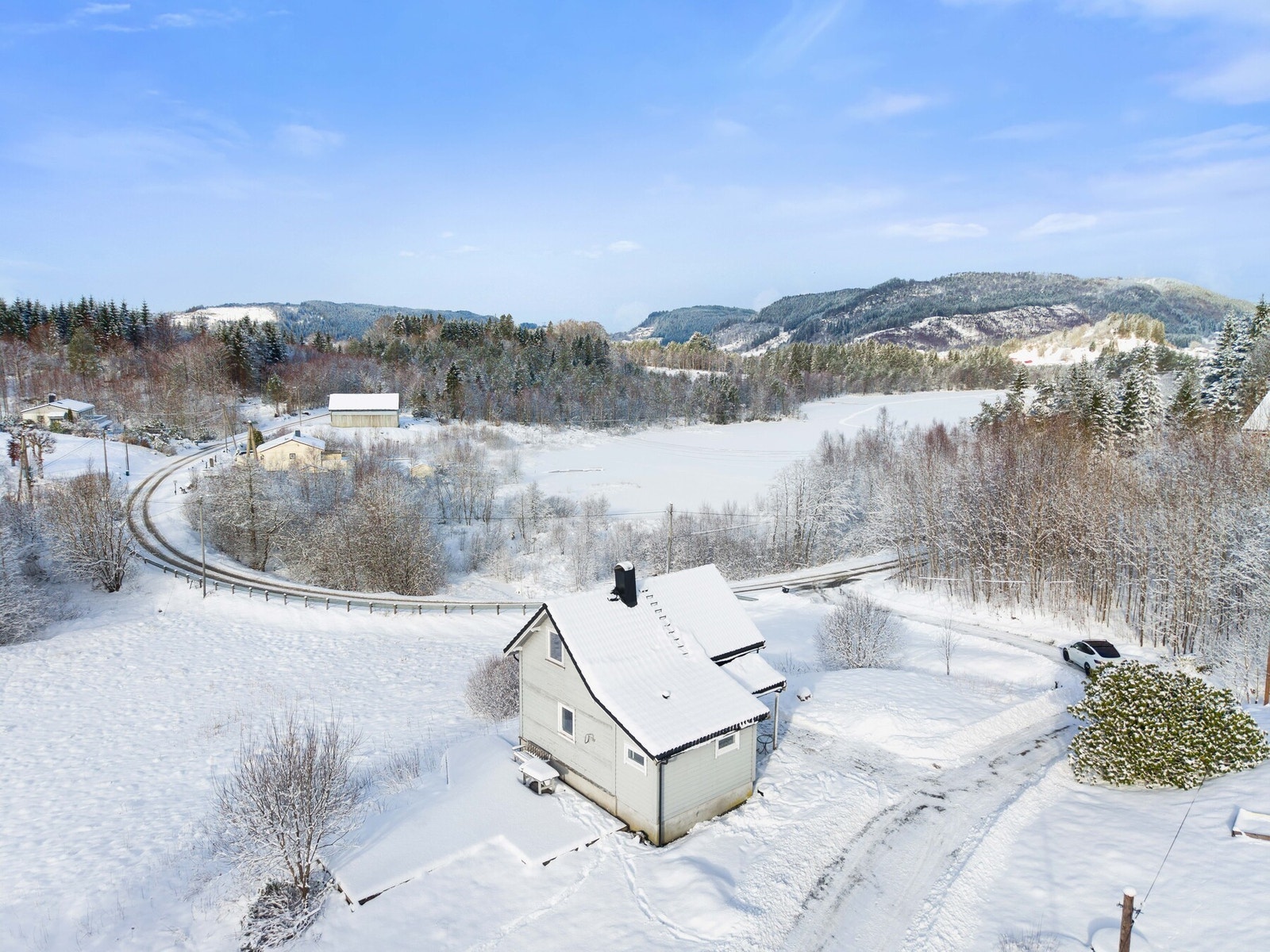 Skap din egen drømmebolig! Usjenert og fredelig eiendom med solrik terrasse og stor hage, i et rolig og barnevennlig område. Galleribilde