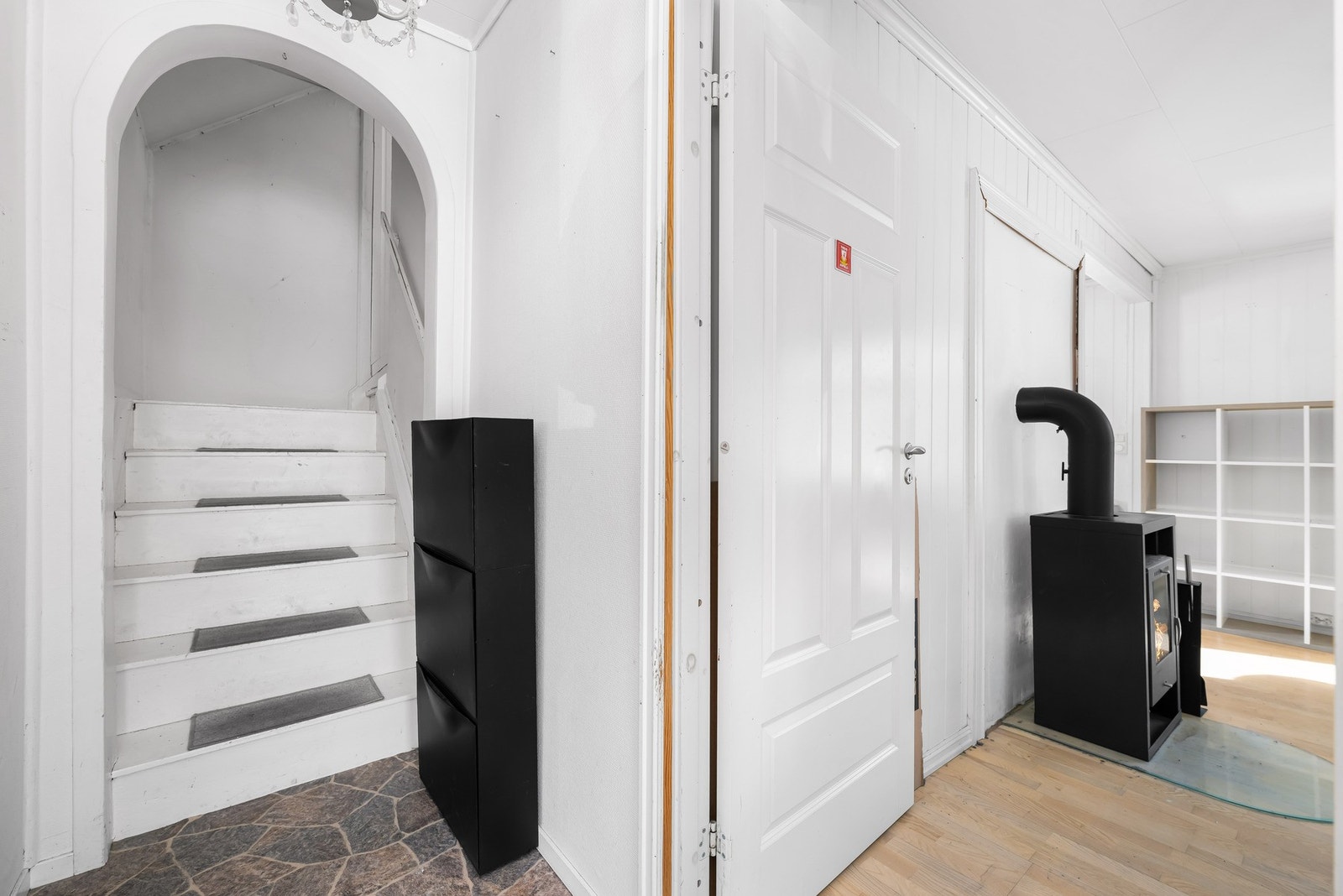 Innenfor ytterdøren møtes du av en entré og hall på henholdsvis 4,3 m² og 3,7 m². Galleribilde