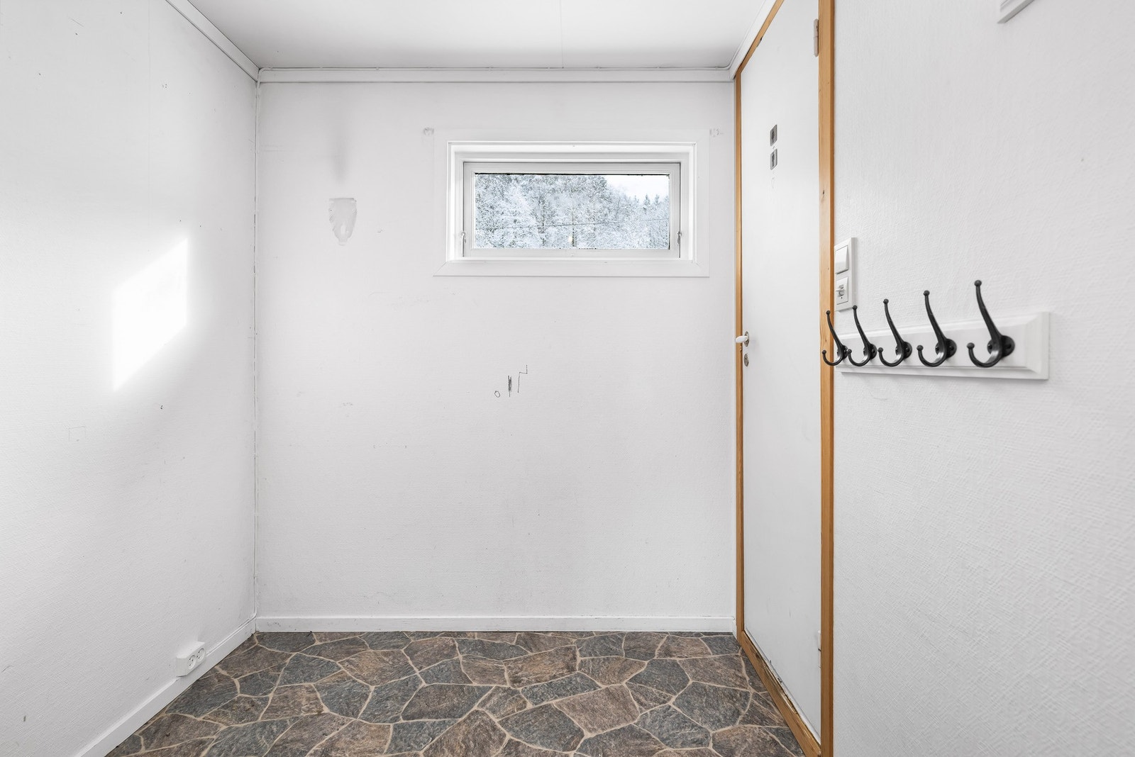 I hallen er det plass til garderobe og til å henge fra seg ytterklær. Galleribilde