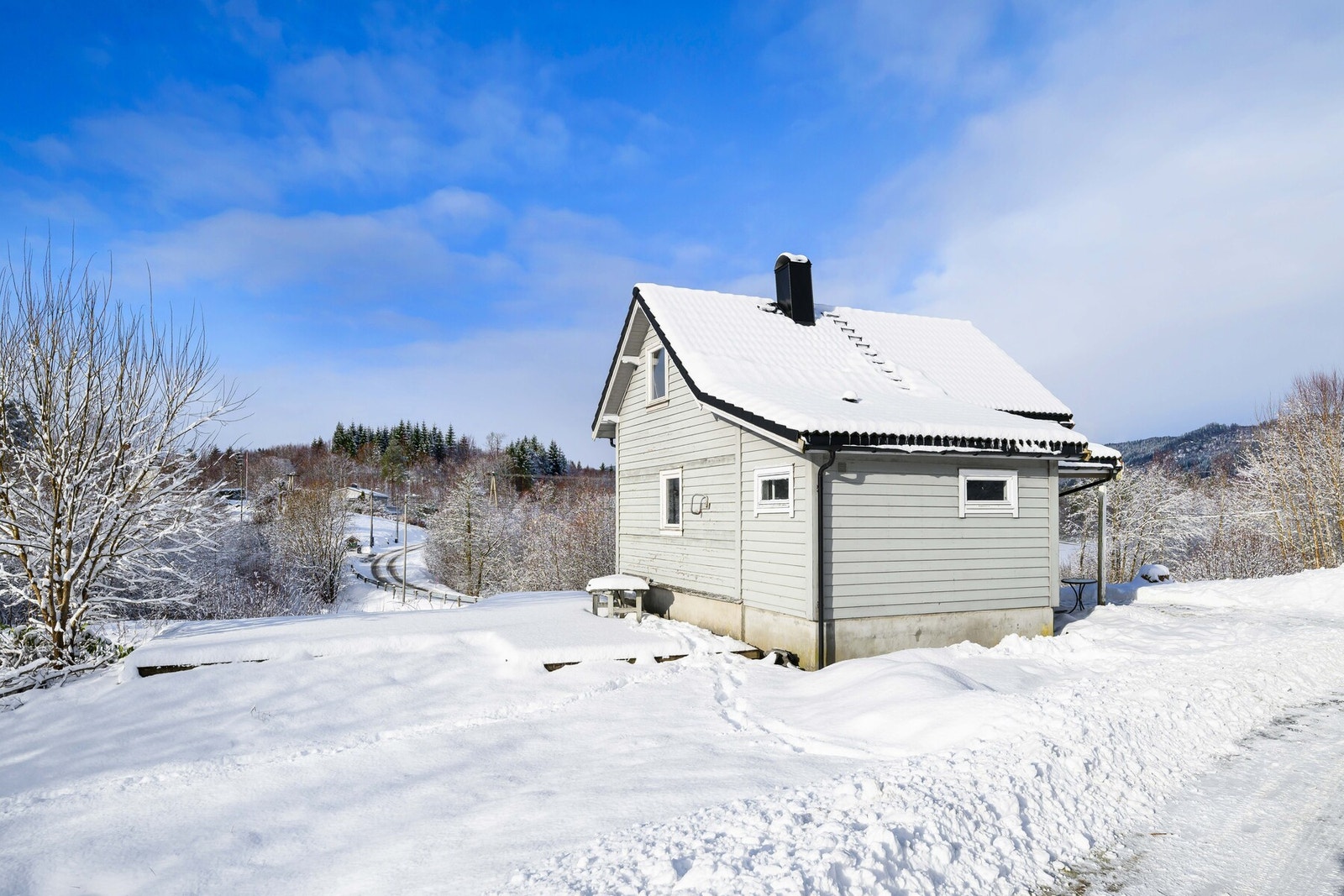 Boligen har en flott terrasseplatting på 36,1 m². Her er det godt med plass til ønskelig utemøblement, grill og beplantning. Galleribilde