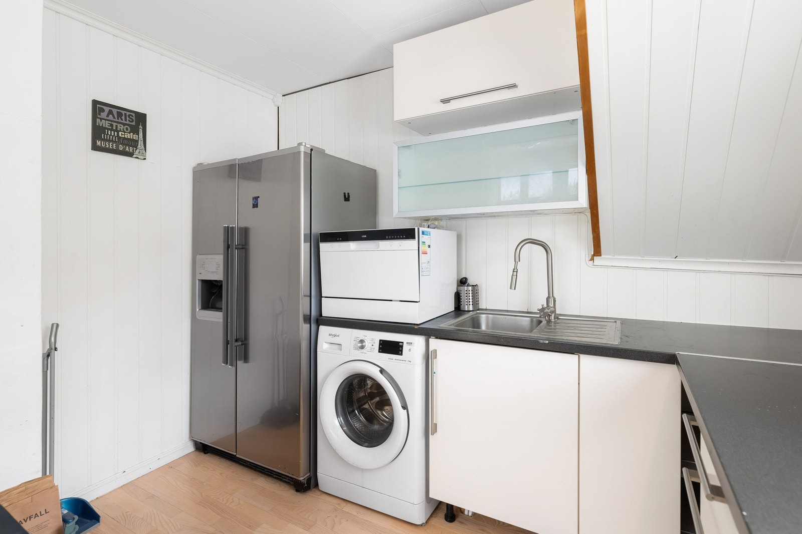 Det er integrert induksjonsplatetopp, integrert stekeovn, integrert mikrobølgeovn, samt opplegg for oppvaskmaskin. Galleribilde