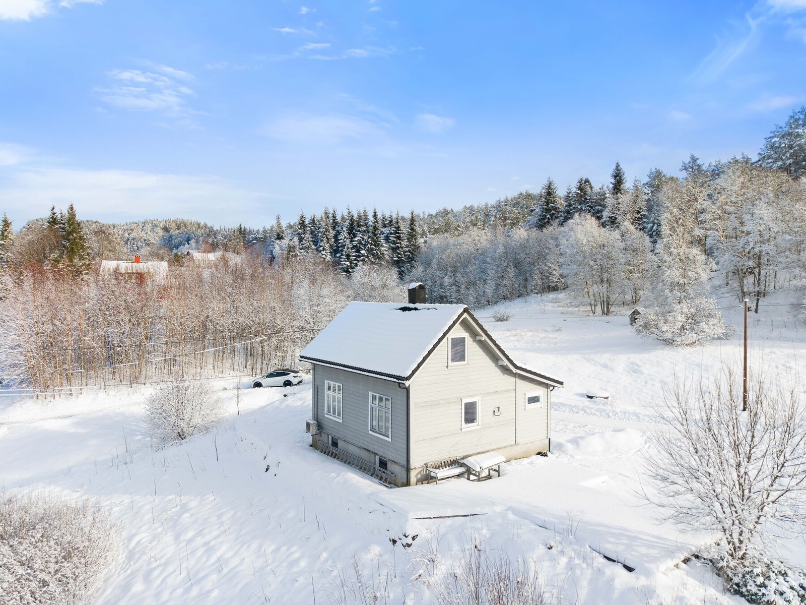 Terrassen er sørvendt, men får også sol fra øst og vest, som gjør at en kan nyte solen hele dagen på sommerstid. Galleribilde