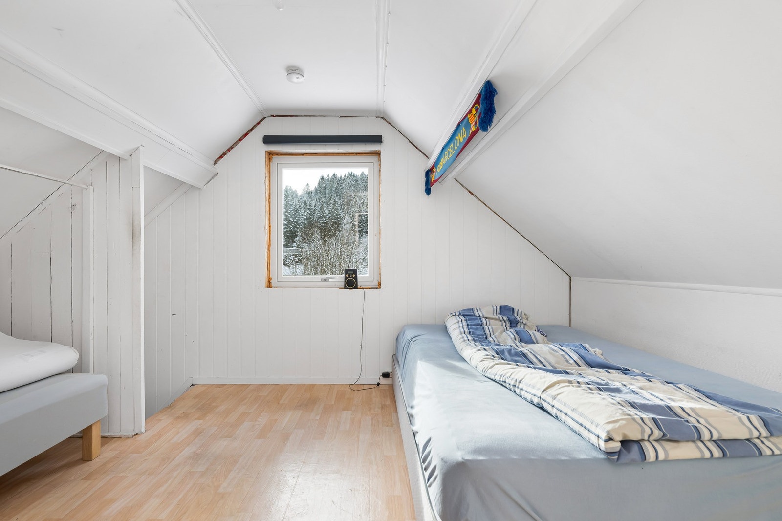 Her er det god plass til innredning med dobbeltseng, garderobe og annet ønskelig møblement. Galleribilde