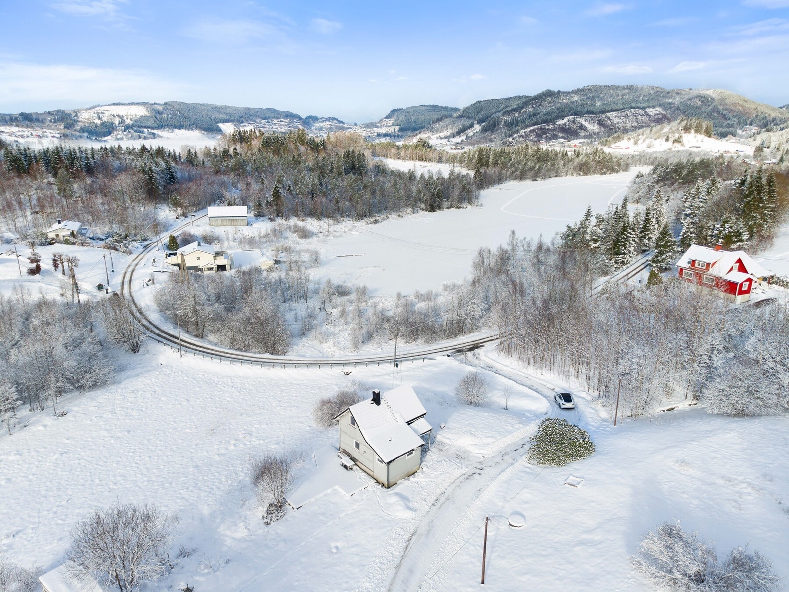 Området er kjent for sin trygghet, ro og familievennlighet, med minimal trafikk og nydelige turmuligheter året rundt. Galleribilde