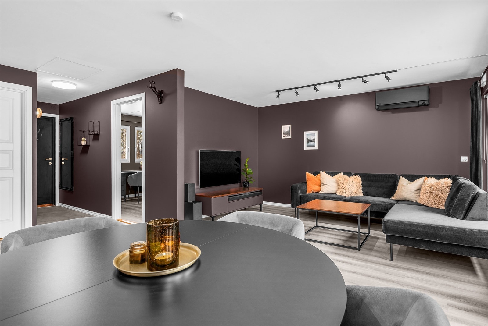 Stuen har pene fargevalg og varmepumpe som er installert i 2023 Galleribilde