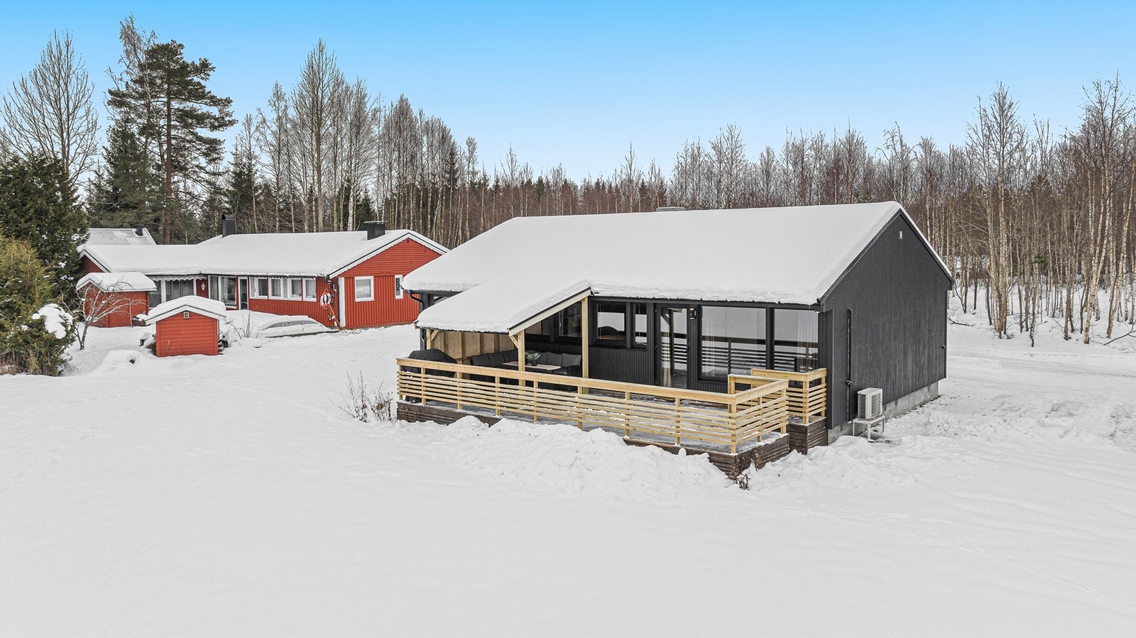 Boligen har en stor sydvestvendt terrasse Galleribilde