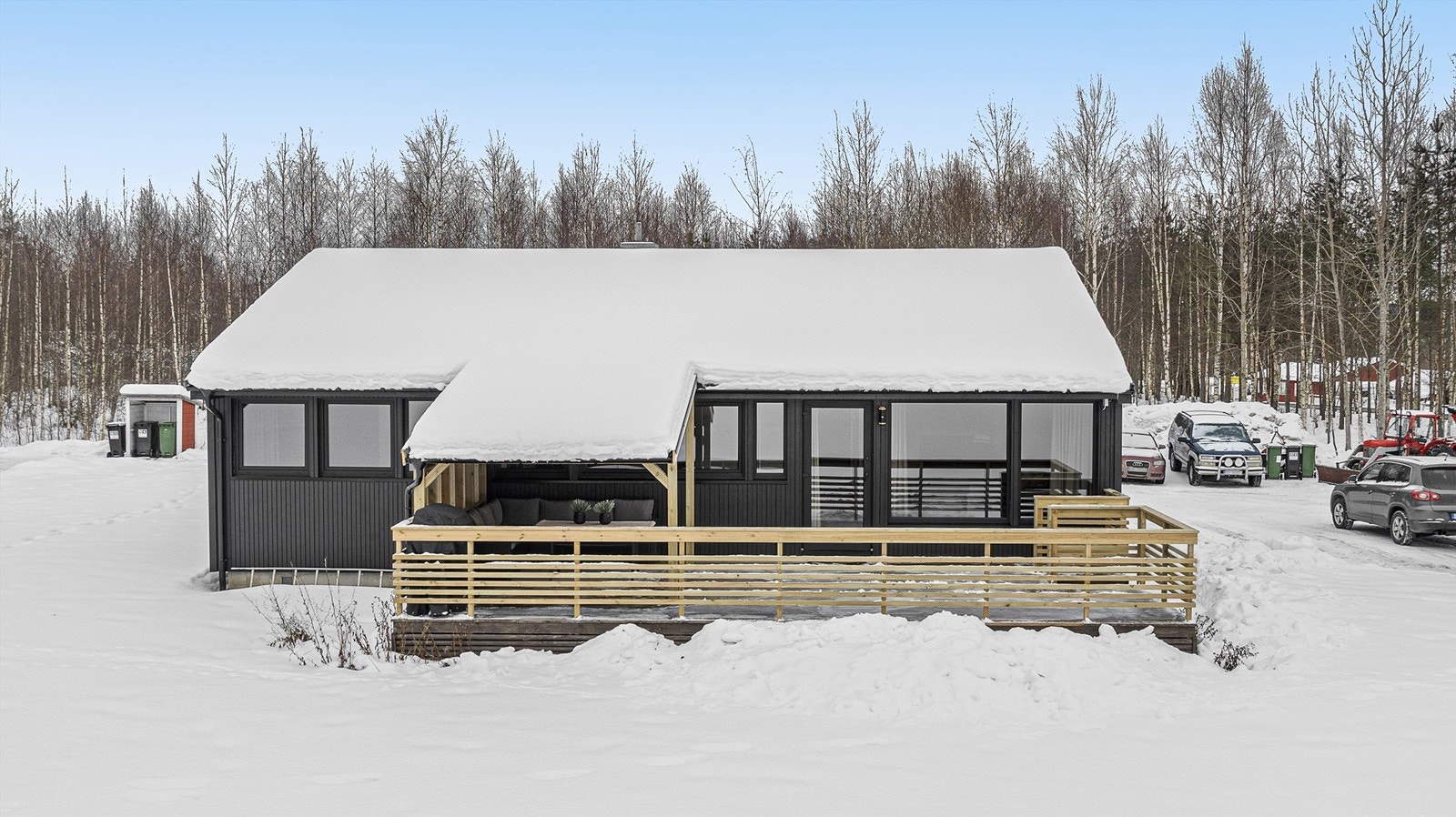 Takoverbygg og levegg bygget på i 2025, slik at man kan nyte uteområde end mer Galleribilde