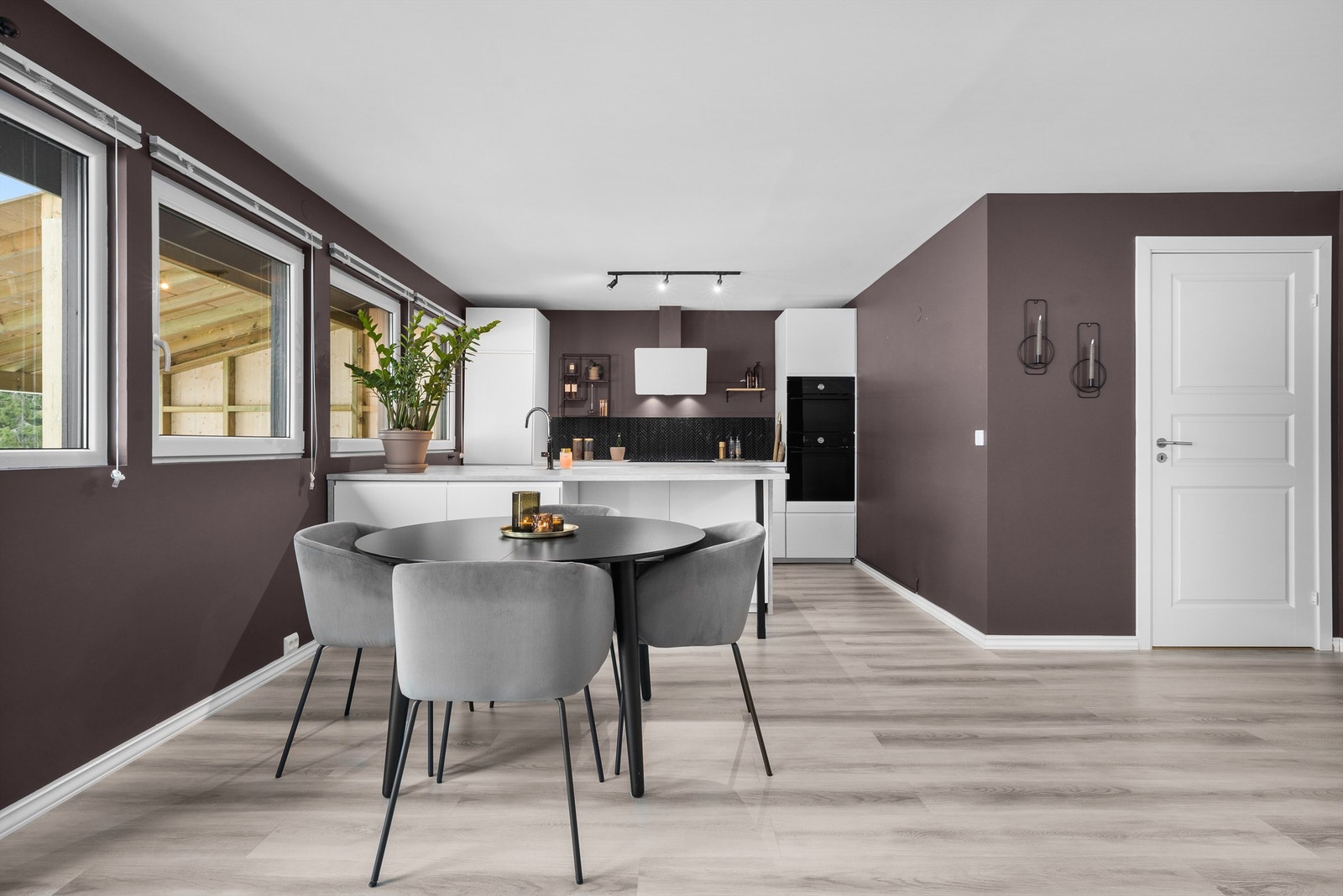 Stue har åpen løsning til kjøkkenet Galleribilde