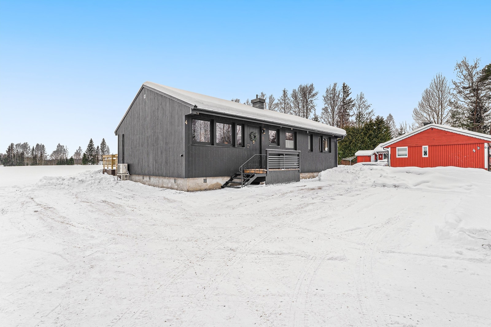 Stor gårdsplass på eiendommen med god plass til biloppstilling. Galleribilde