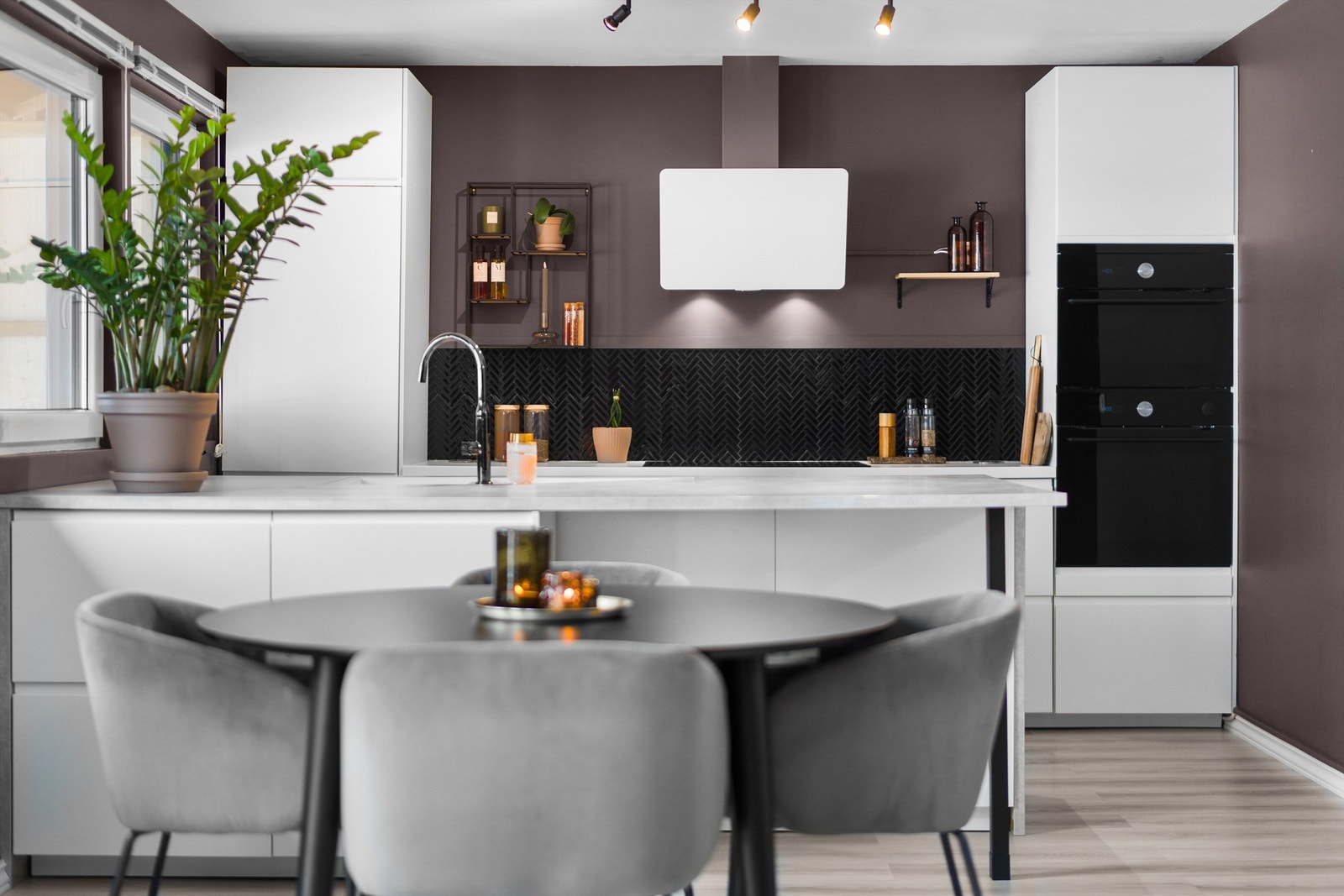 Pent kjøkken fra 2021 med glatte fronter, laminerte benkeplate med integrerte stikkontakter og planlimt oppvaskkum i kompositt med ettgreps armatur. Galleribilde