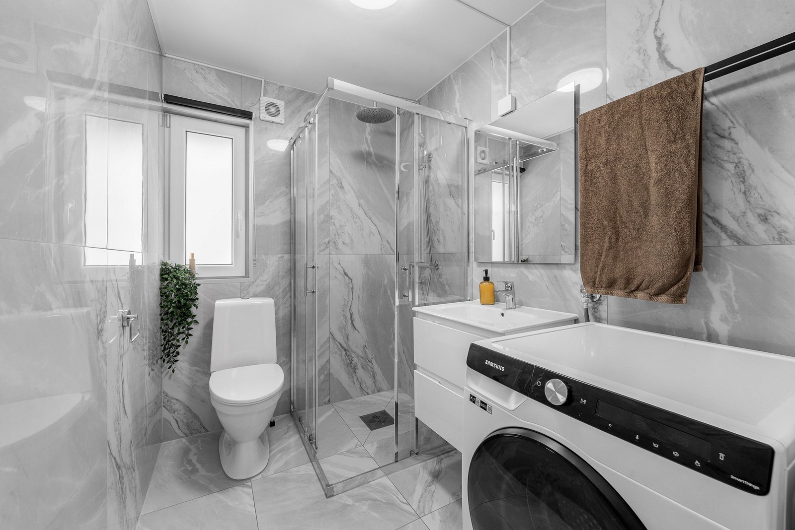 Flislagt bad med varmekabler i gulv. Galleribilde