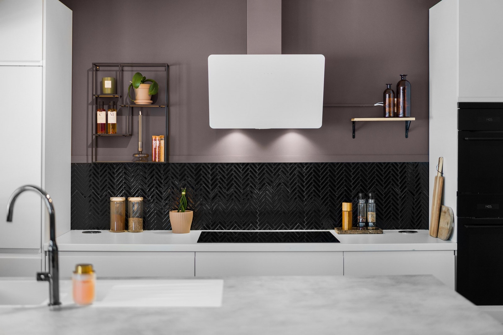 Integrerte hvitevarer som oppvaskmaskin, stekeovn, kombiovn, platetopp og kjøleskap med fryser. Galleribilde