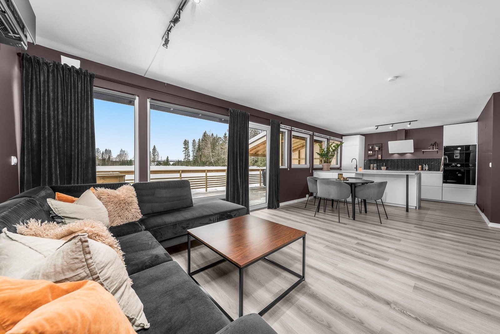 Fra stuen har man adkomst til boligens terrasse Galleribilde