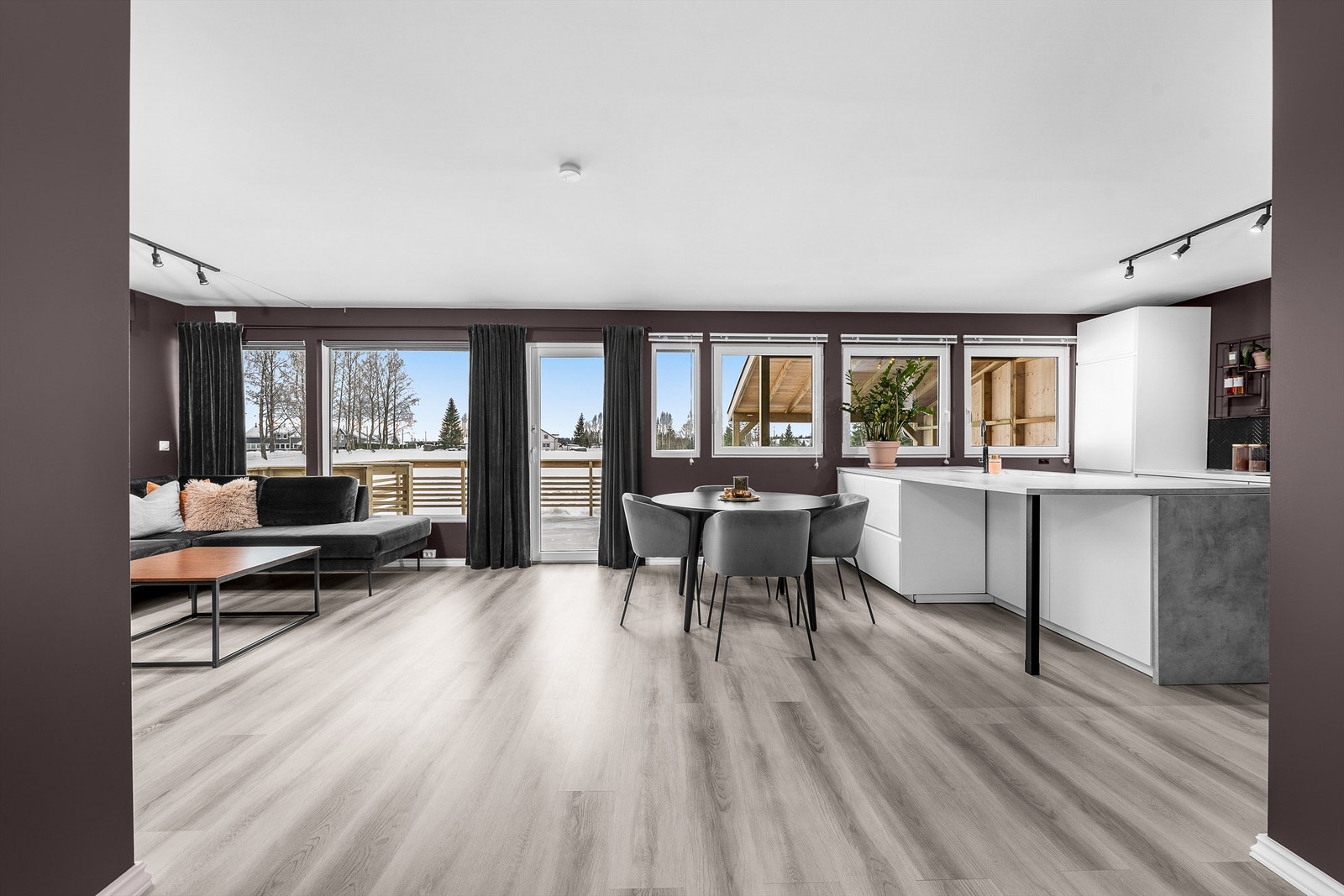 Fra entreen åpner rommet seg til en luftig stue Galleribilde