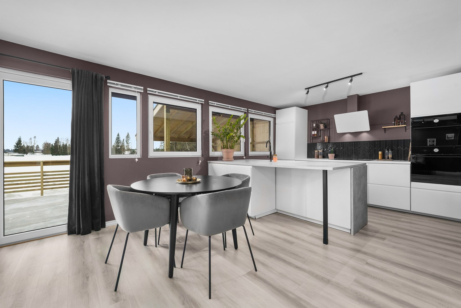 Flott kjøkken-øy byr på et moderne og delikat preg! Galleribilde