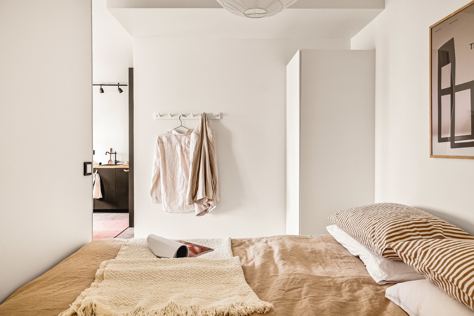 Det er også praktisk oppbevaringsplass i skuffer under sengen. Galleribilde