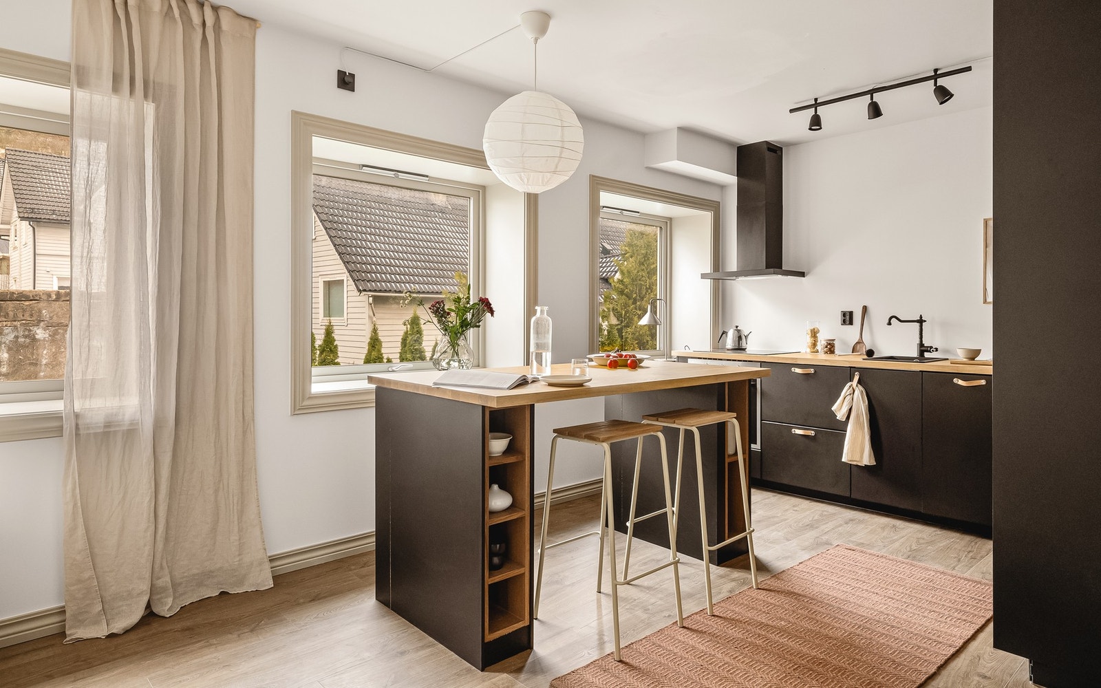 Kjøkkeninnredningen består av slette fronter, heltre benkeplate, over benkeplaten er det benyttet malte flater, oppvaskkum og ventilator. Galleribilde