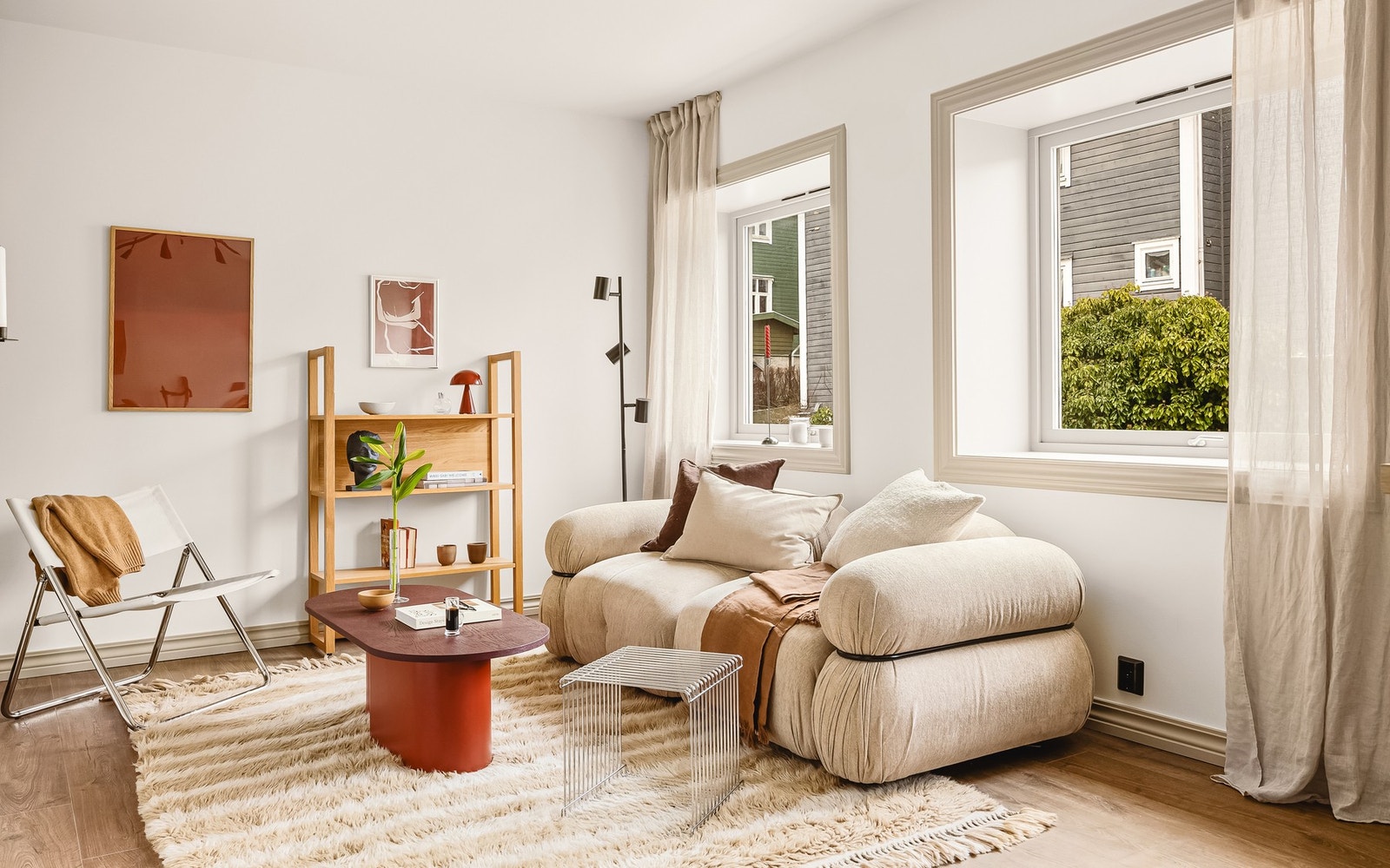 Vi tar turen videre inn til leilighetens åpne stue/kjøkkenløsning på 22,6 kvm. Galleribilde