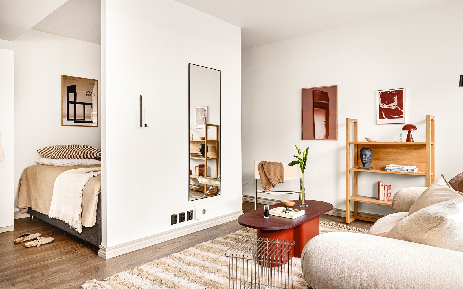 Det er plass til sofa, stuebord og mediemøblement. Galleribilde