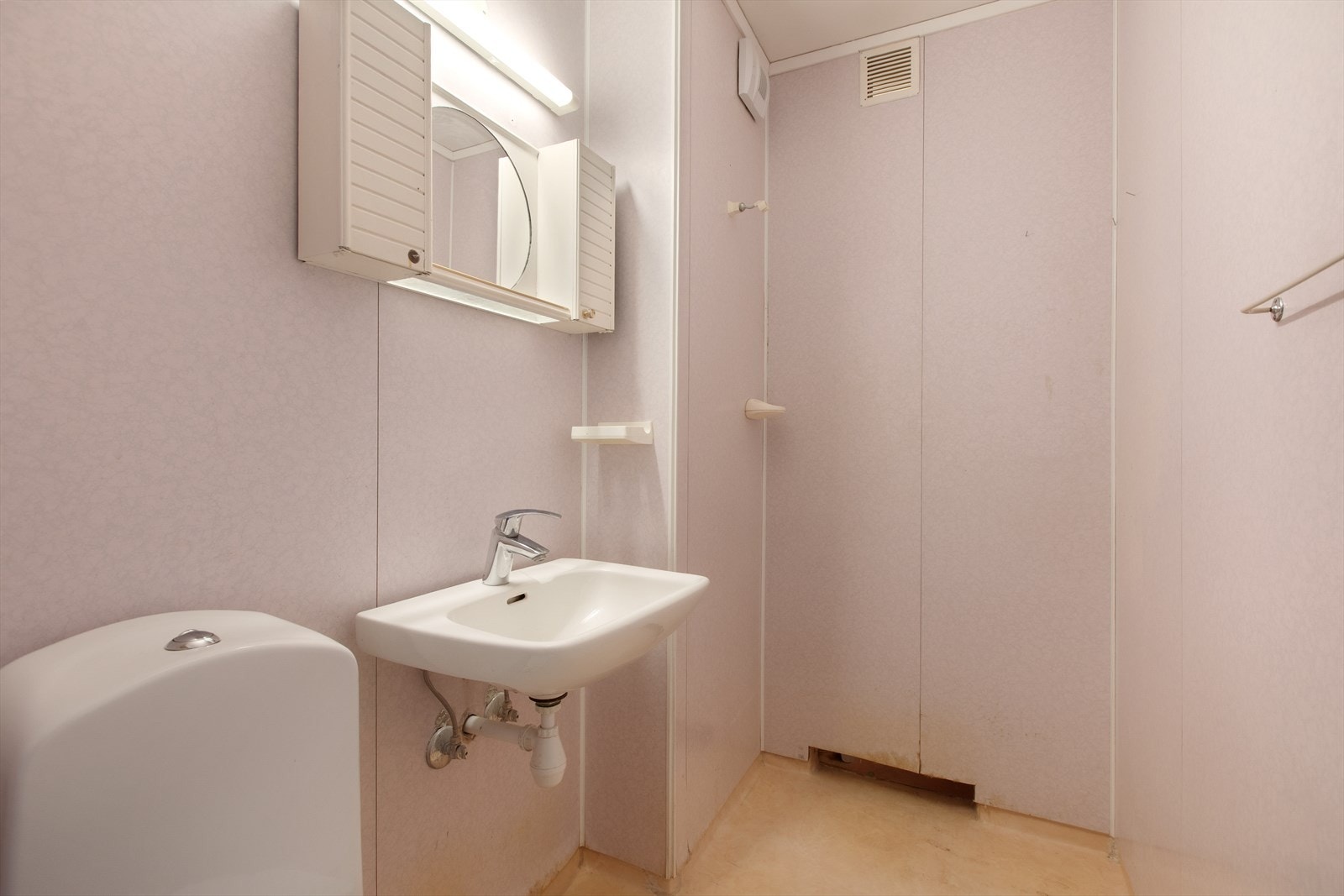 Separat toalettrom med sluk. Galleribilde