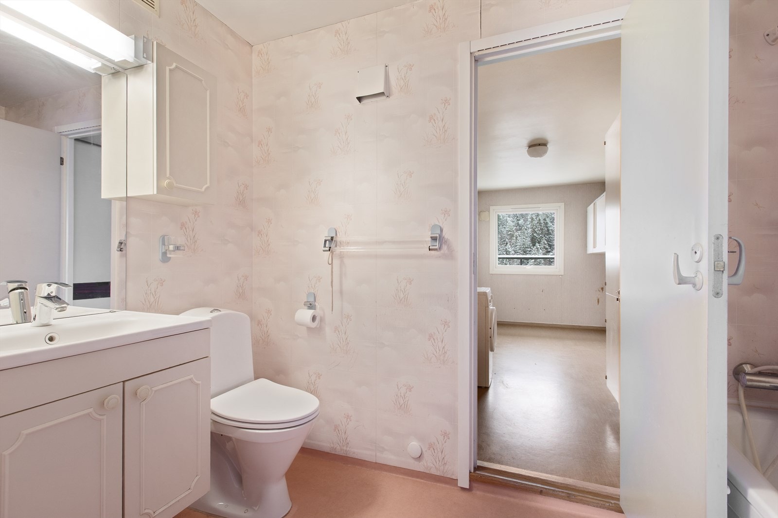 Badet har adkomst både fra det største soverommet og i fra grovkjøkken/vaskerom. Galleribilde