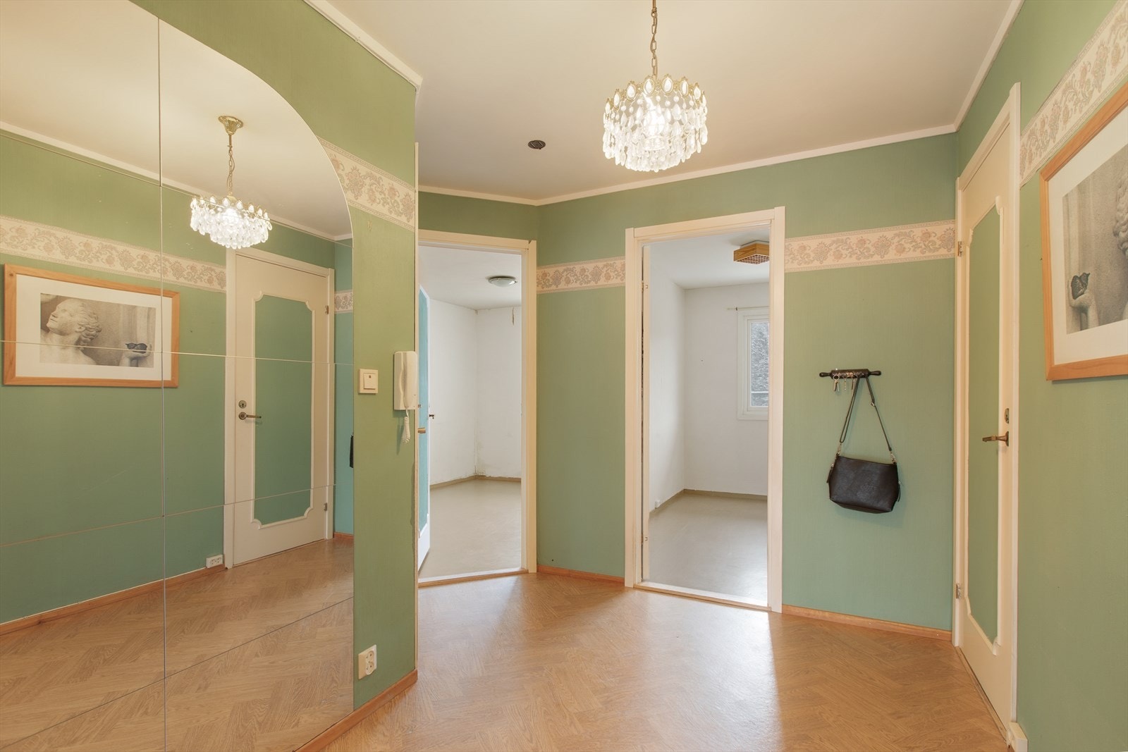 Praktisk utformet entré med plass til flere garderobeløsninger. Galleribilde