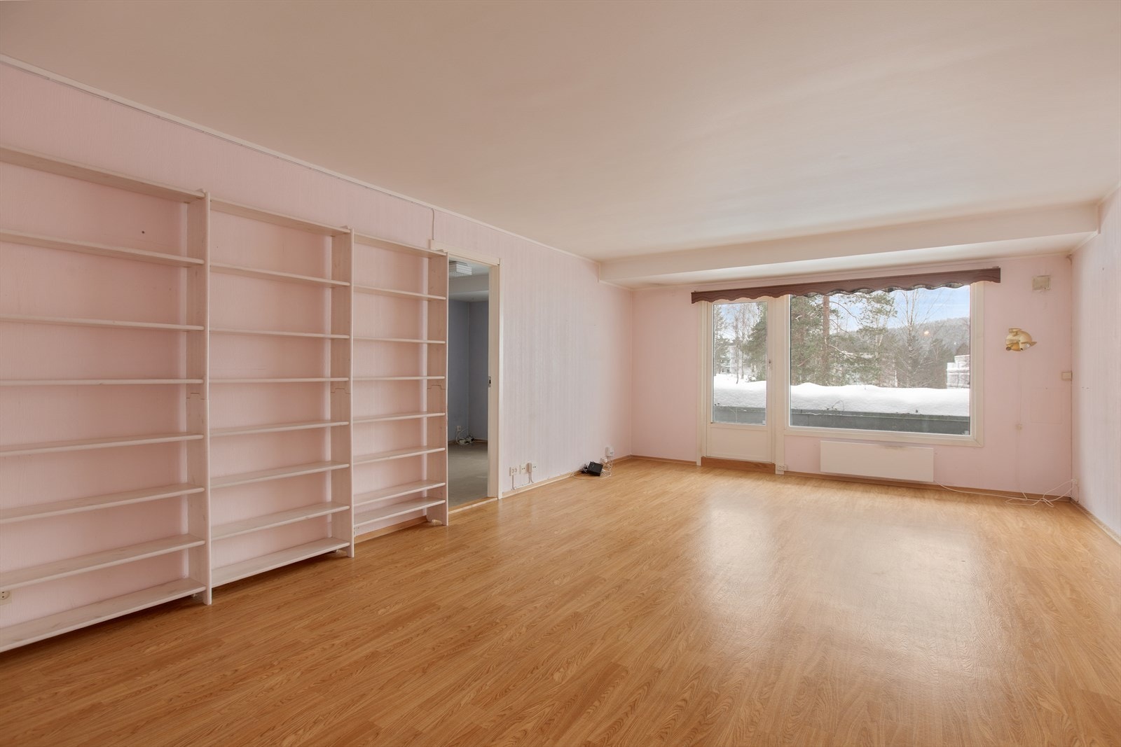 Romslig stue med utgang til balkong i enden. Galleribilde