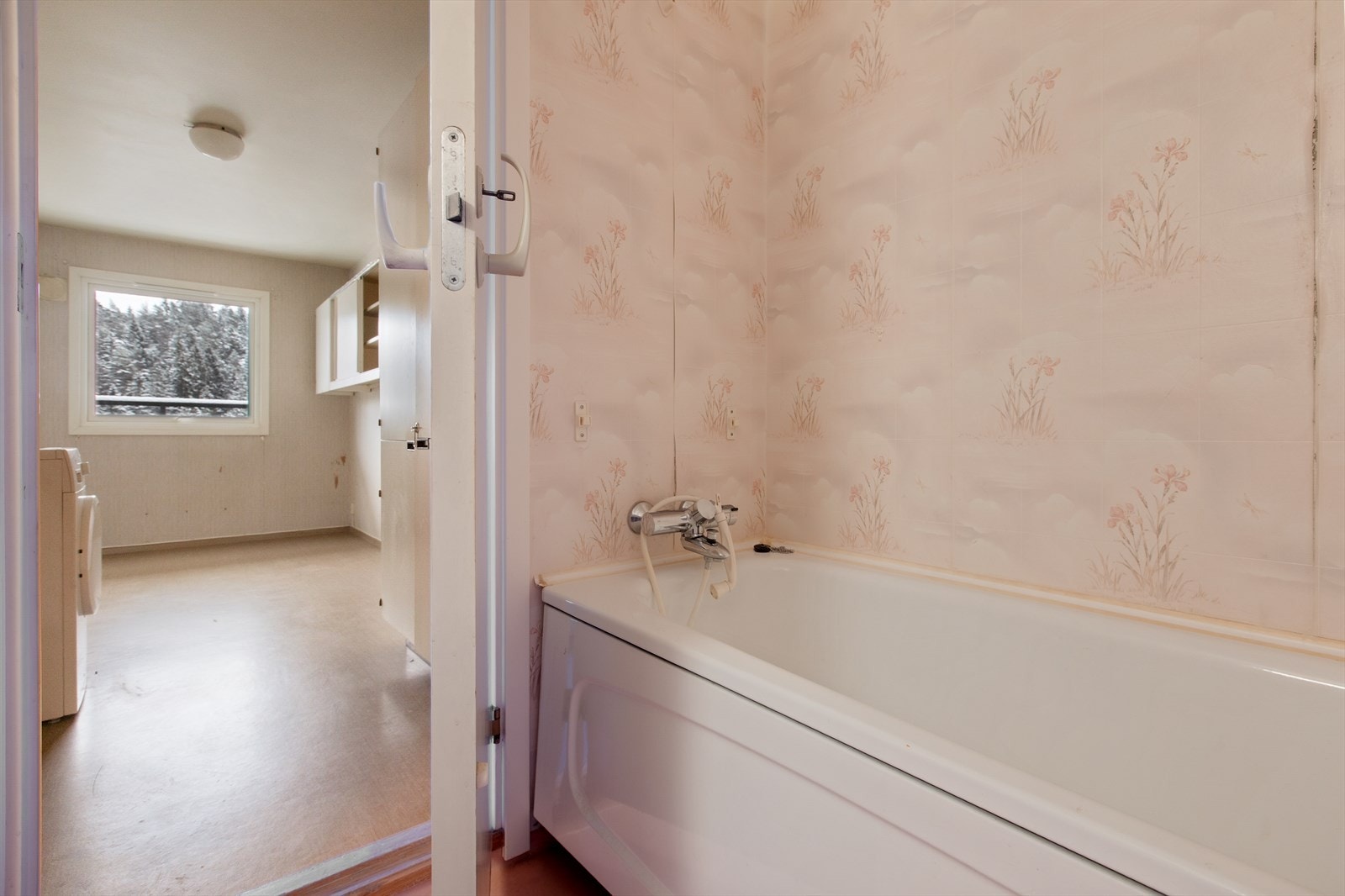 Innredning med toalett, servant med skap og speil, samt badekar. Galleribilde