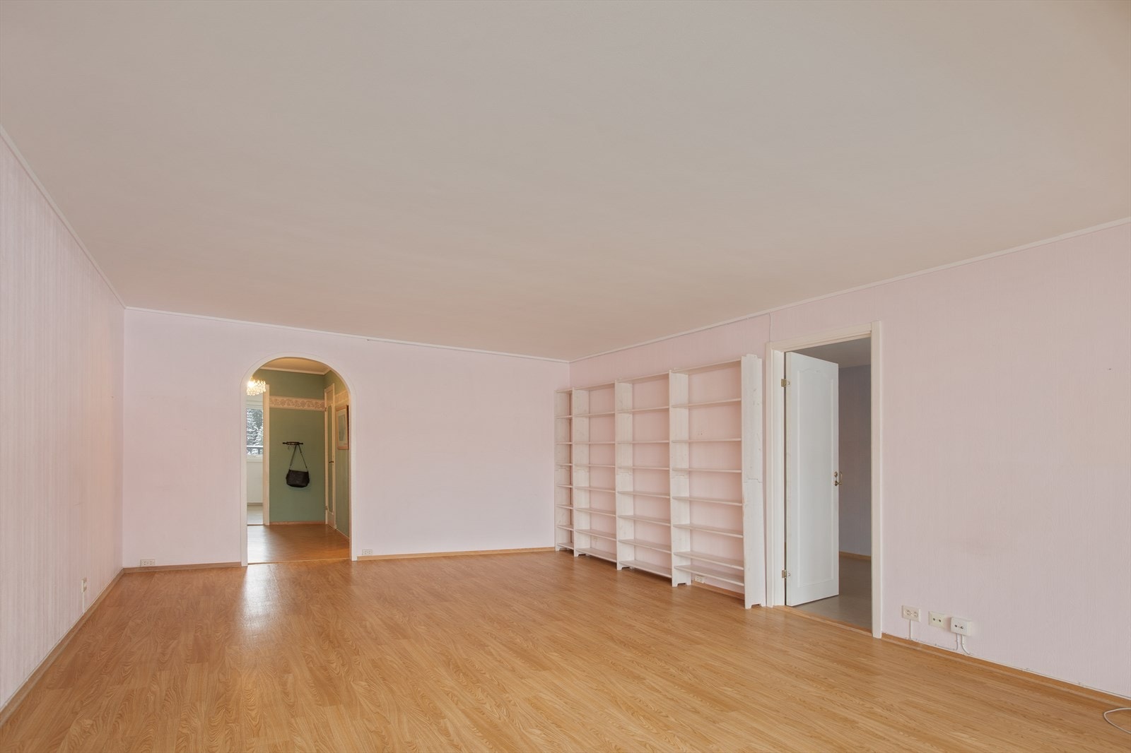 Stuen har gulv av laminat og veggene er kledd med tapet. God plass til sofagruppe og spisebord. Galleribilde