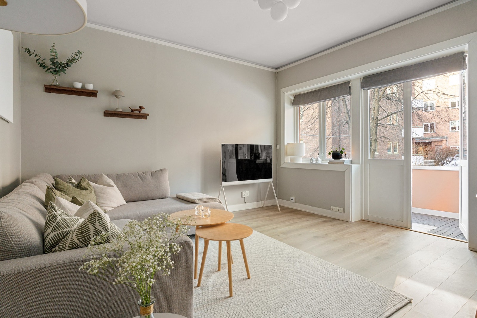 Boligen har en gjennomgående stil med lune fargetoner, lyse overflater og god romfølelse. Galleribilde