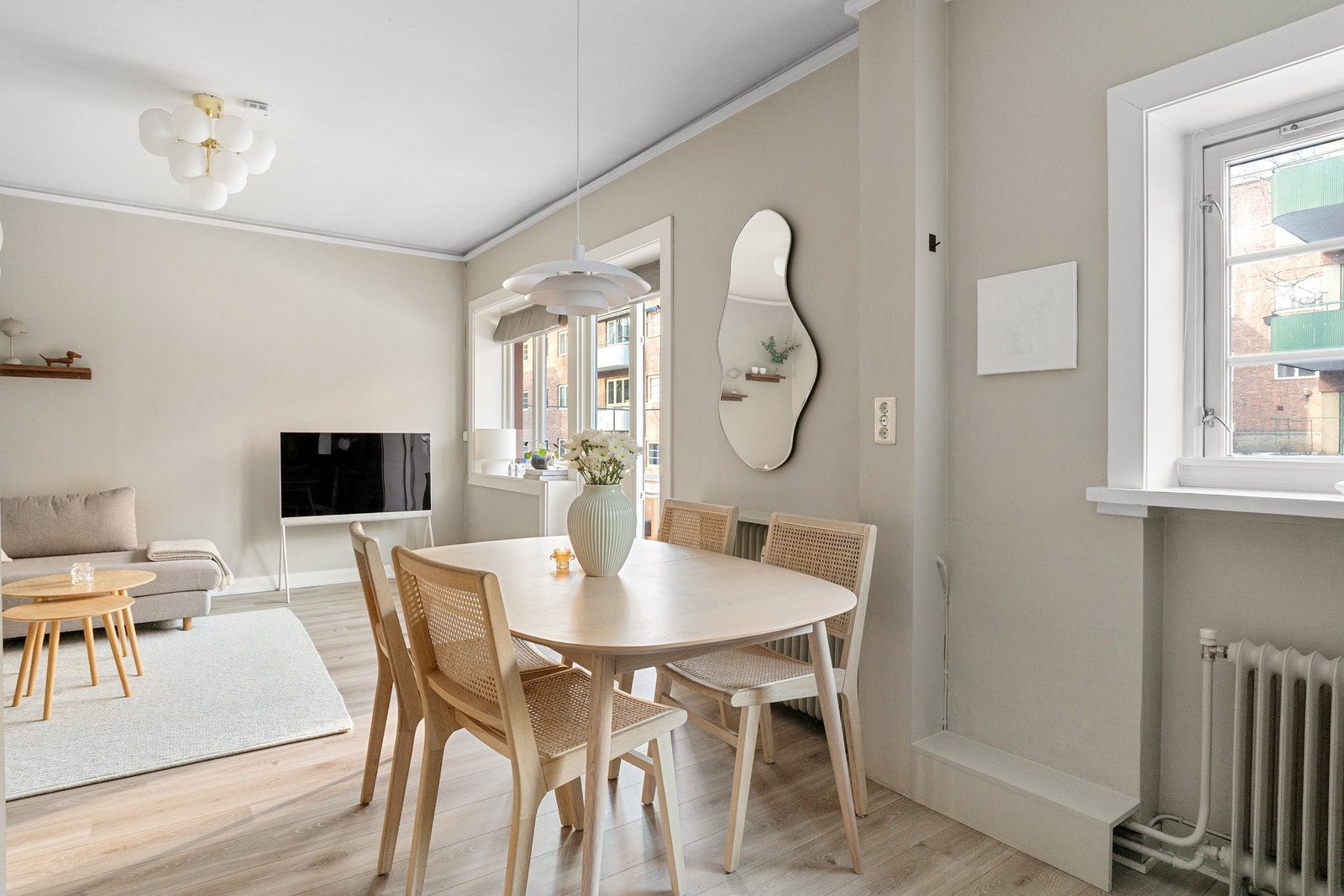 Rommet er lett å møblere med naturlige soner for både sofagruppe og spiseplass, og planløsningen gir en fin flyt som gjør arealet enkelt å utnytte i hverdagen. Galleribilde