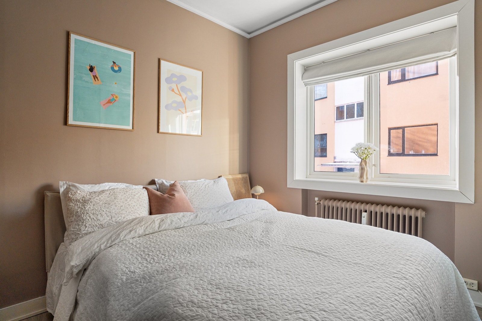 Rommet oppleves rolig og funksjonelt, med gode muligheter for møblering. Galleribilde