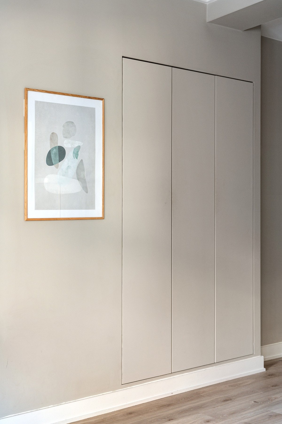 Tre innebygde skap gir masse lagringsplass. Galleribilde