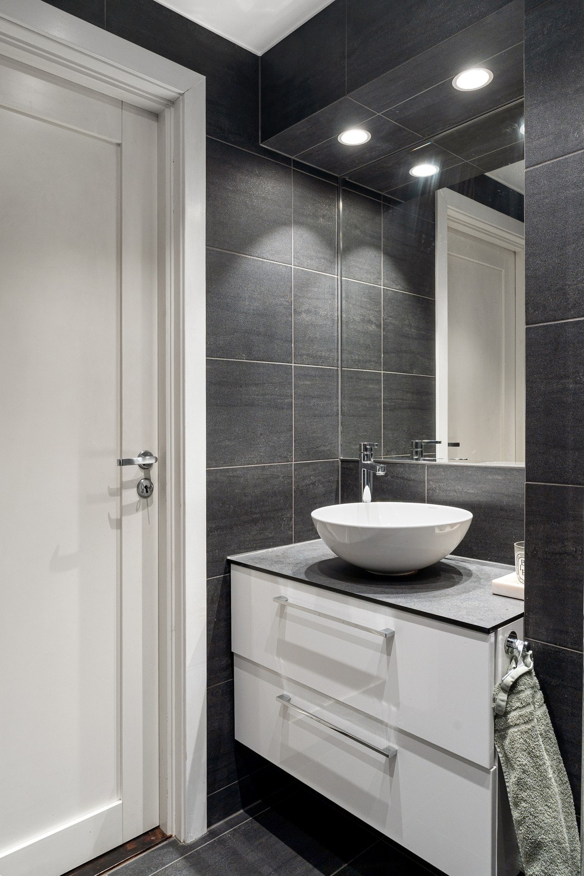 Det er opplegg for vaskemaskin, og gulvvarme bidrar til god komfort i hverdagen. Galleribilde