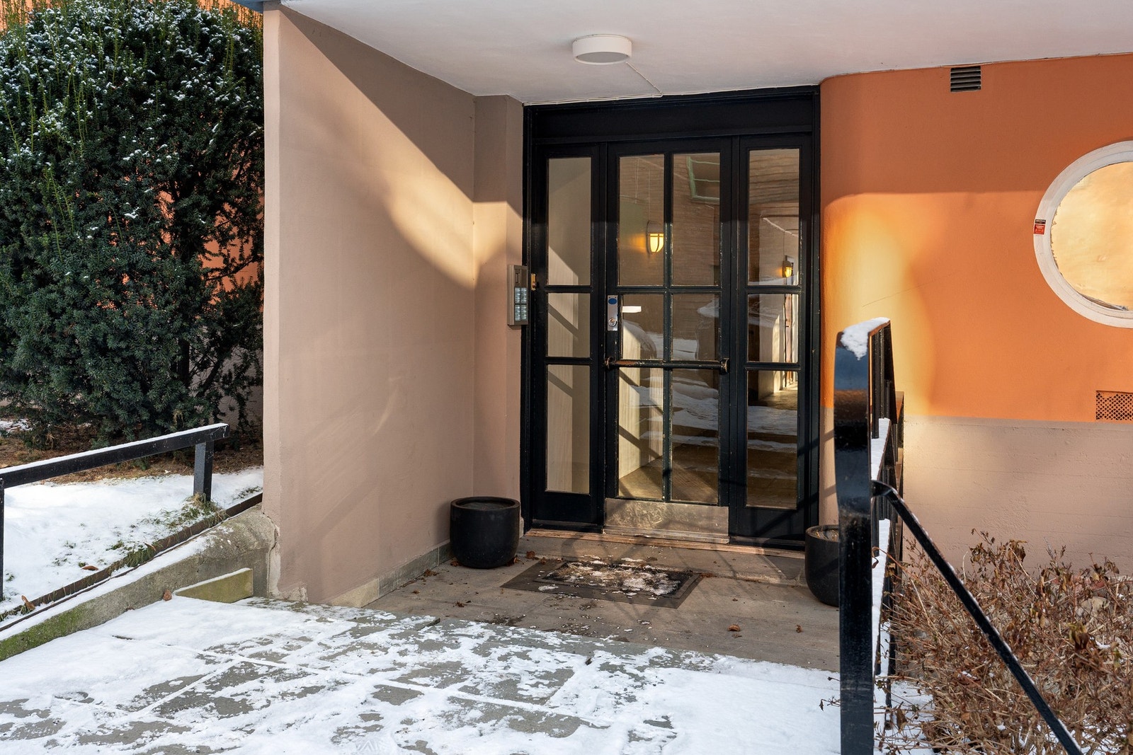 Fearnleys gate 5A har en attraktiv beliggenhet på Majorstuen i Bydel Frogner, et veletablert og ettertraktet byområde som kjennetegnes av klassisk bygårdsbebyggelse og et urbant preg. Galleribilde