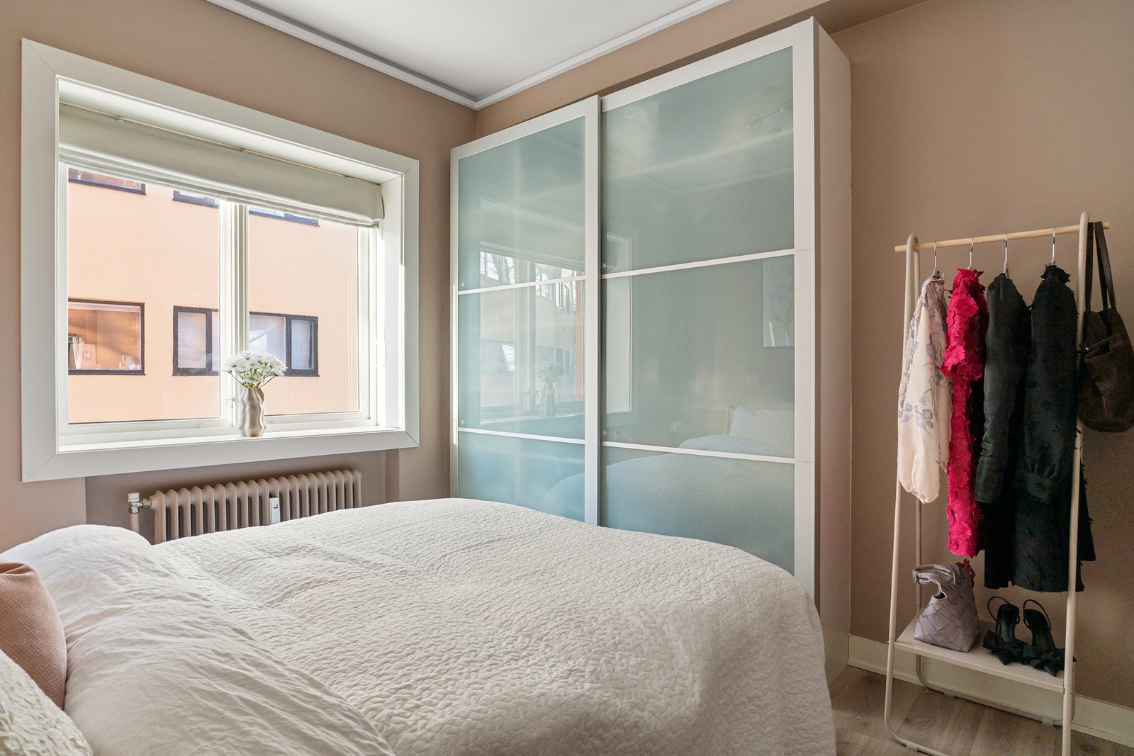 Rommet har i dag en skyvedørsgarderobe som gir svært god oppbevaringsplass og en ryddig helhet. Galleribilde