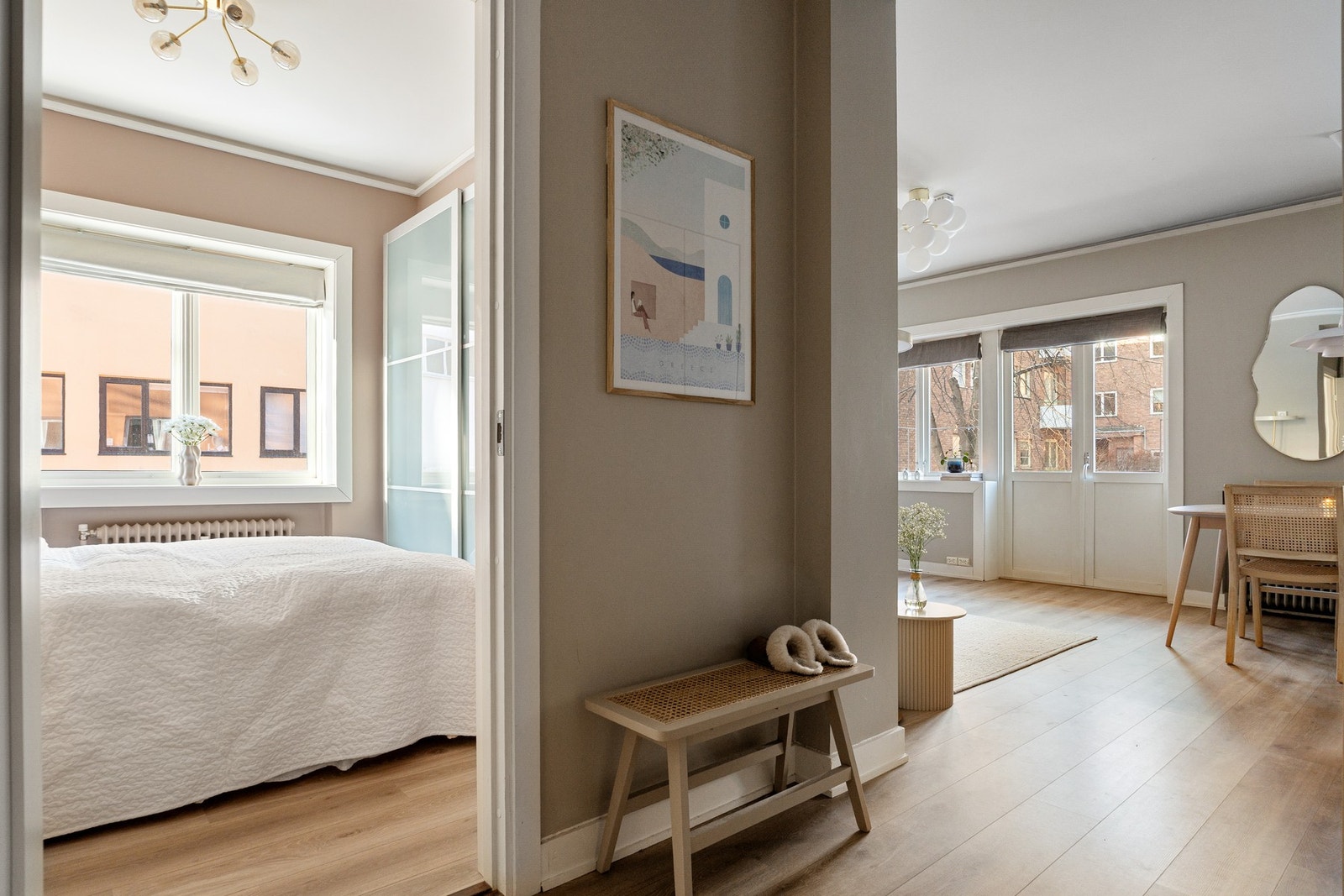 Soverommet er adskilt fra oppholdsrommet og gir en tydelig privat sone i leiligheten. Galleribilde